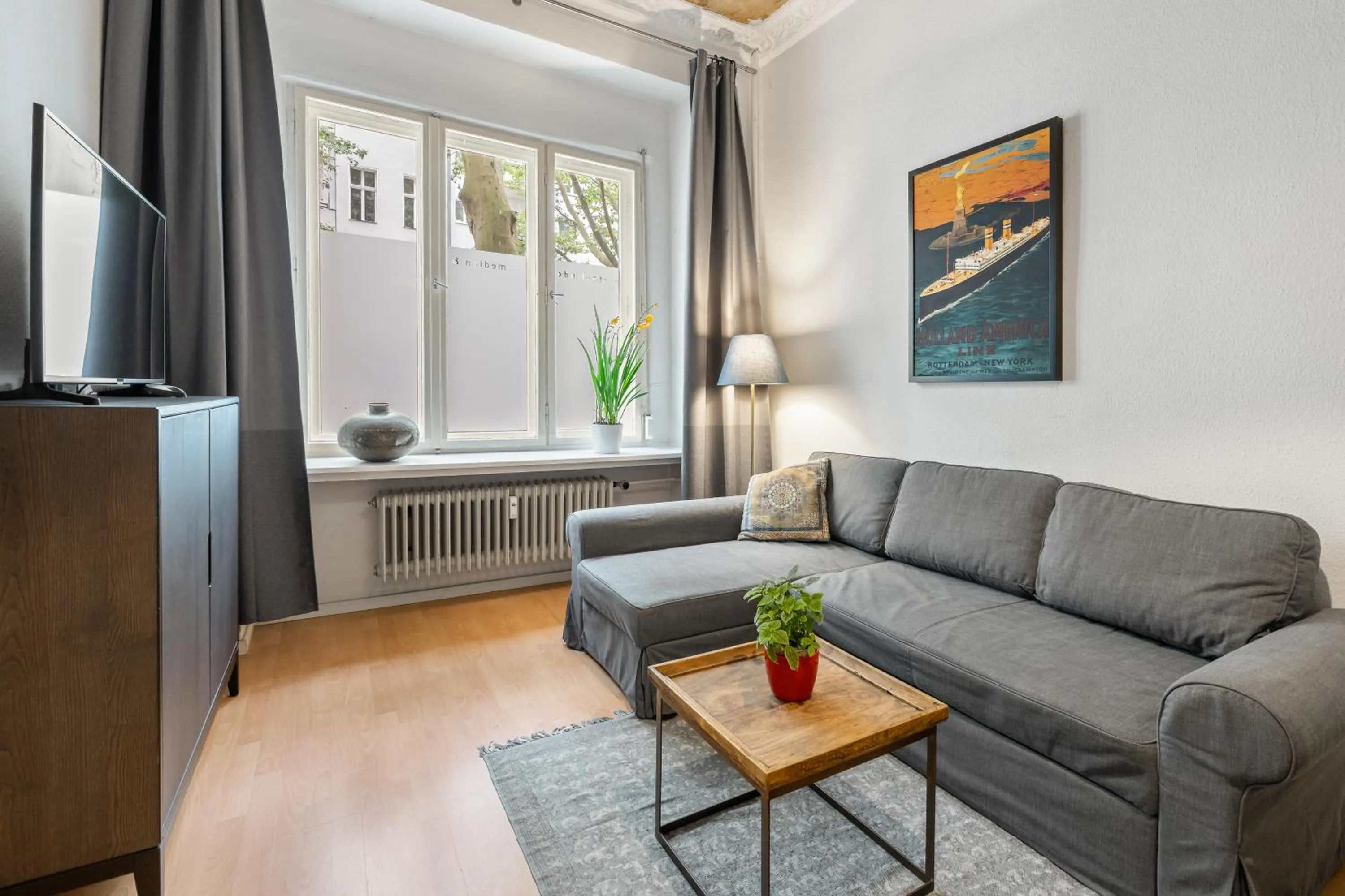 The Gleditsch - Central Schöneberg location, 1BR, 1 living room, group friendly, ideal for 2 - 4 Guests