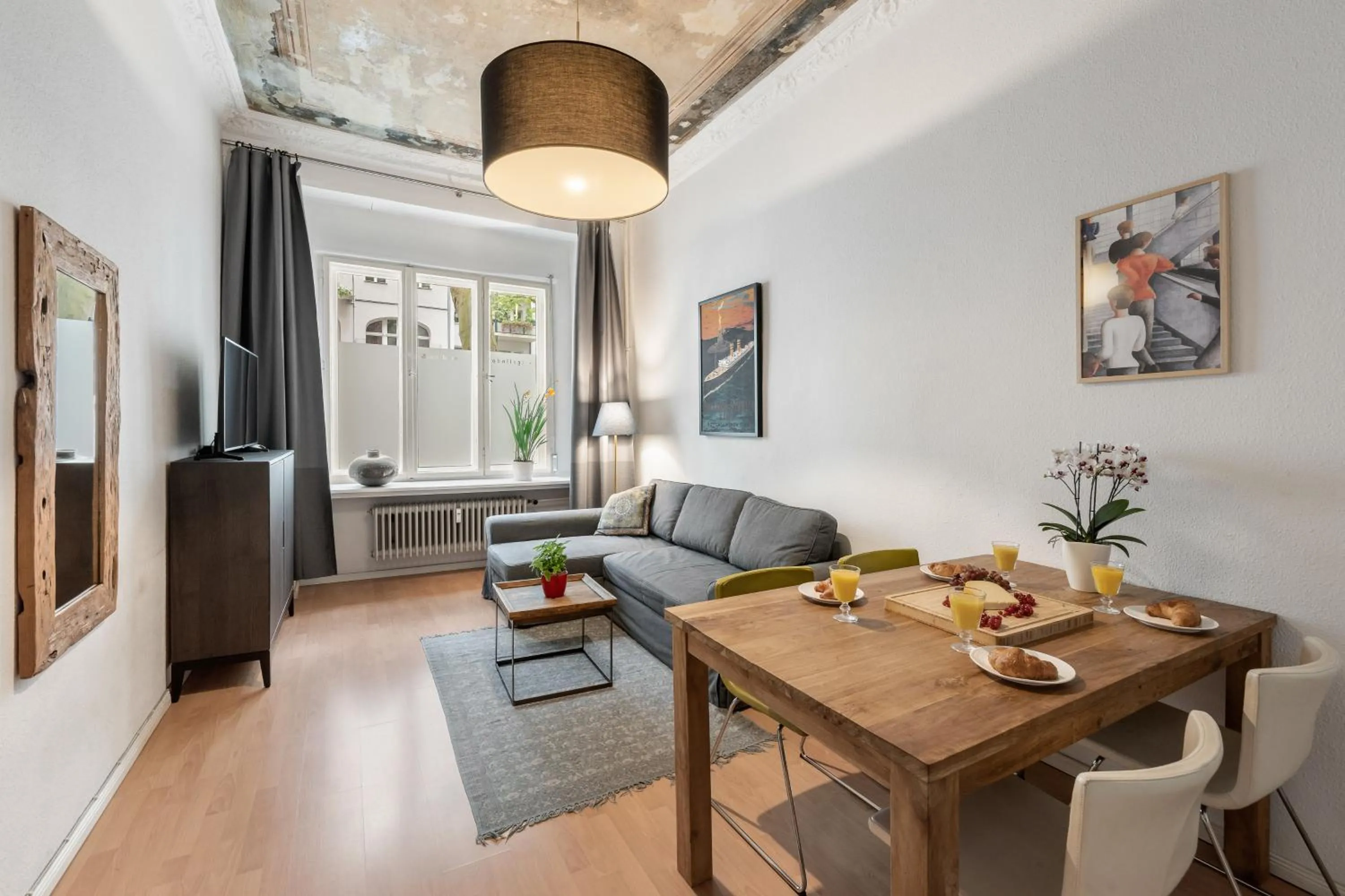 The Gleditsch - Central Schöneberg location, 1BR, 1 living room, group friendly, ideal for 2 - 4 Guests