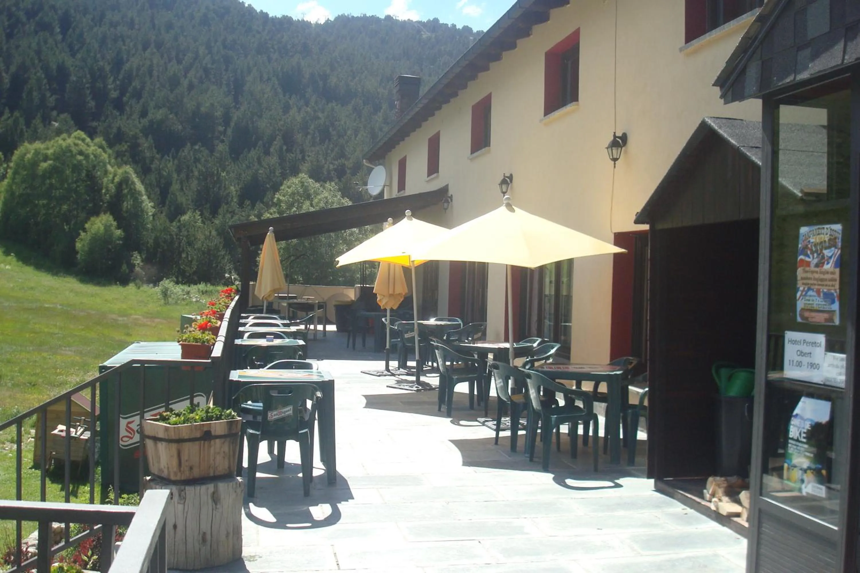 Restaurant/places to eat in Hotel Peretol