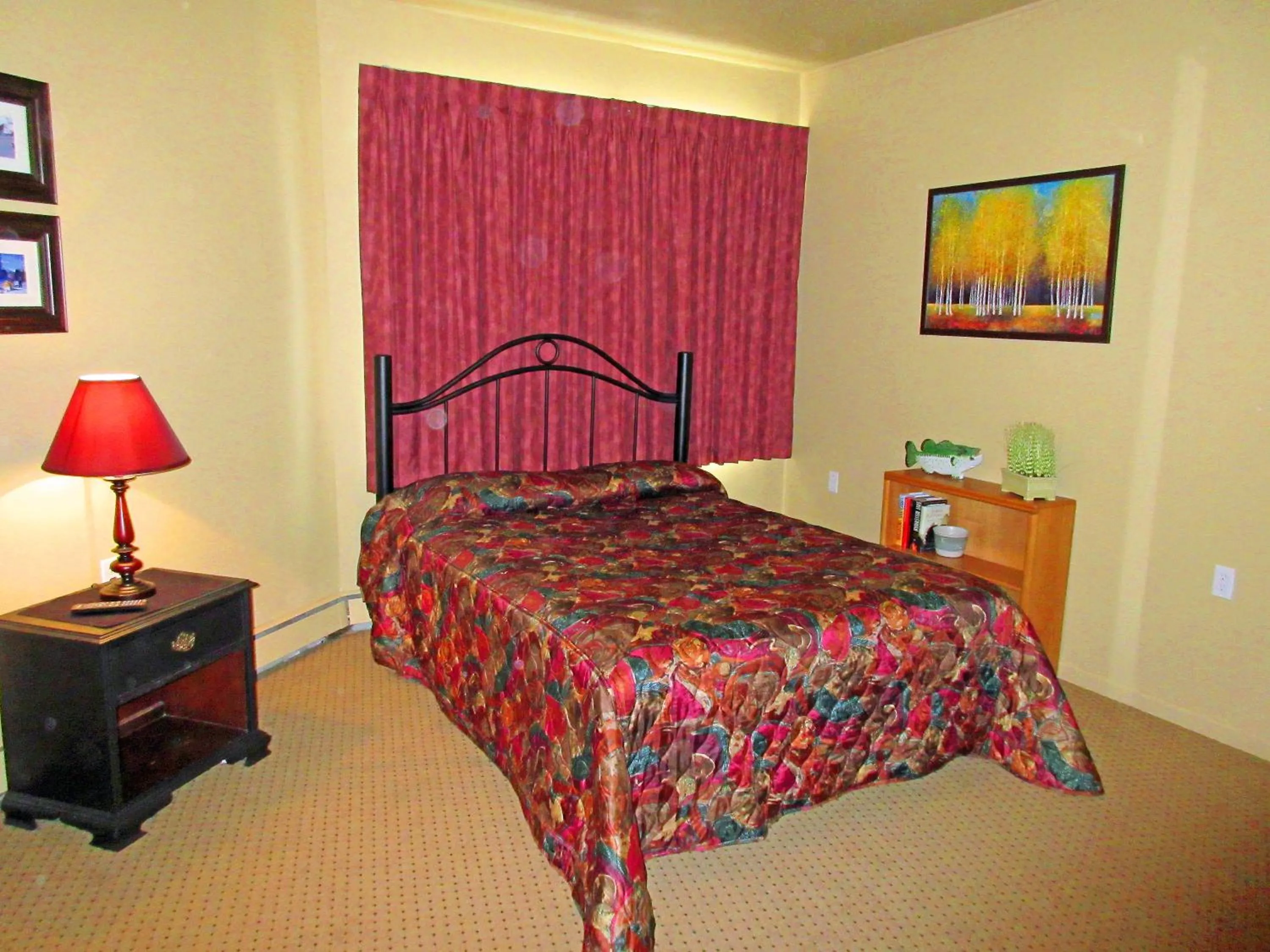 Bed in Soda Butte Lodge