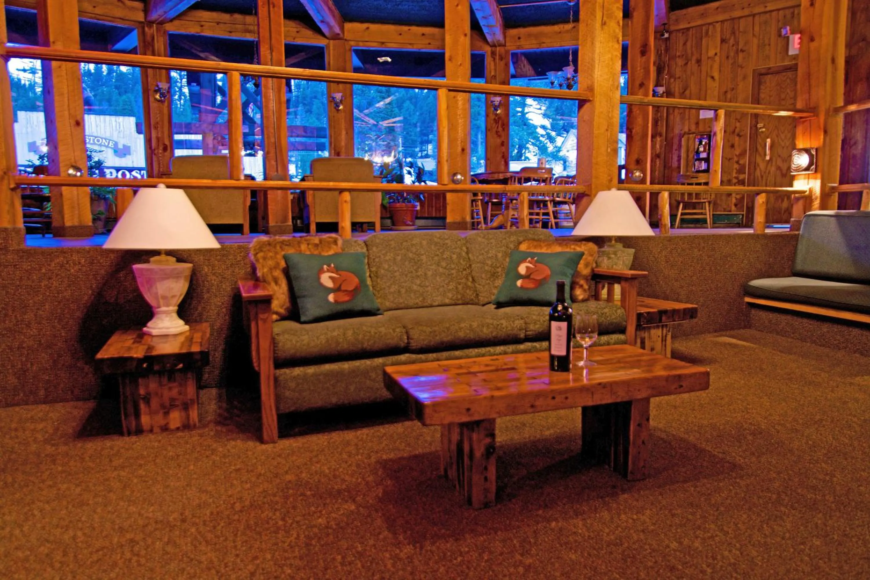 Lobby or reception in Soda Butte Lodge