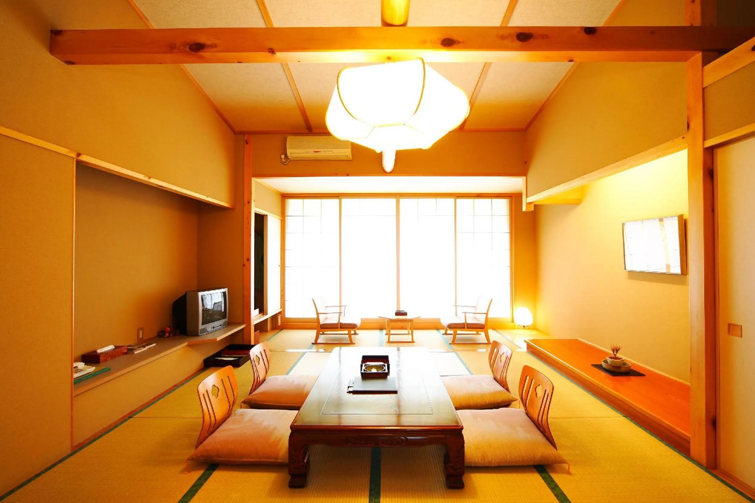 Photo of the whole room in Tsutaya Tokinoyado Kazari