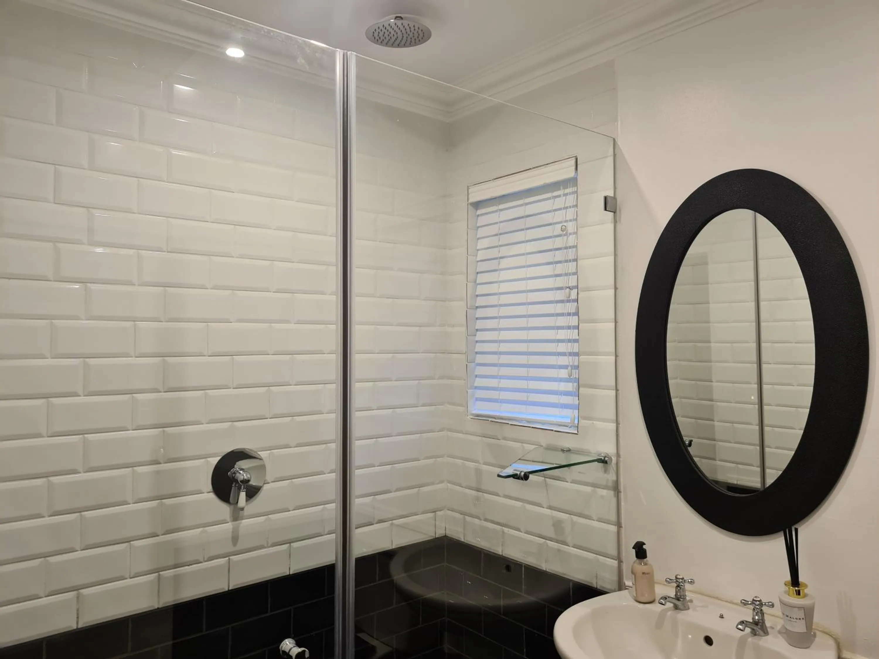 Shower in Smithgrove Guesthouse