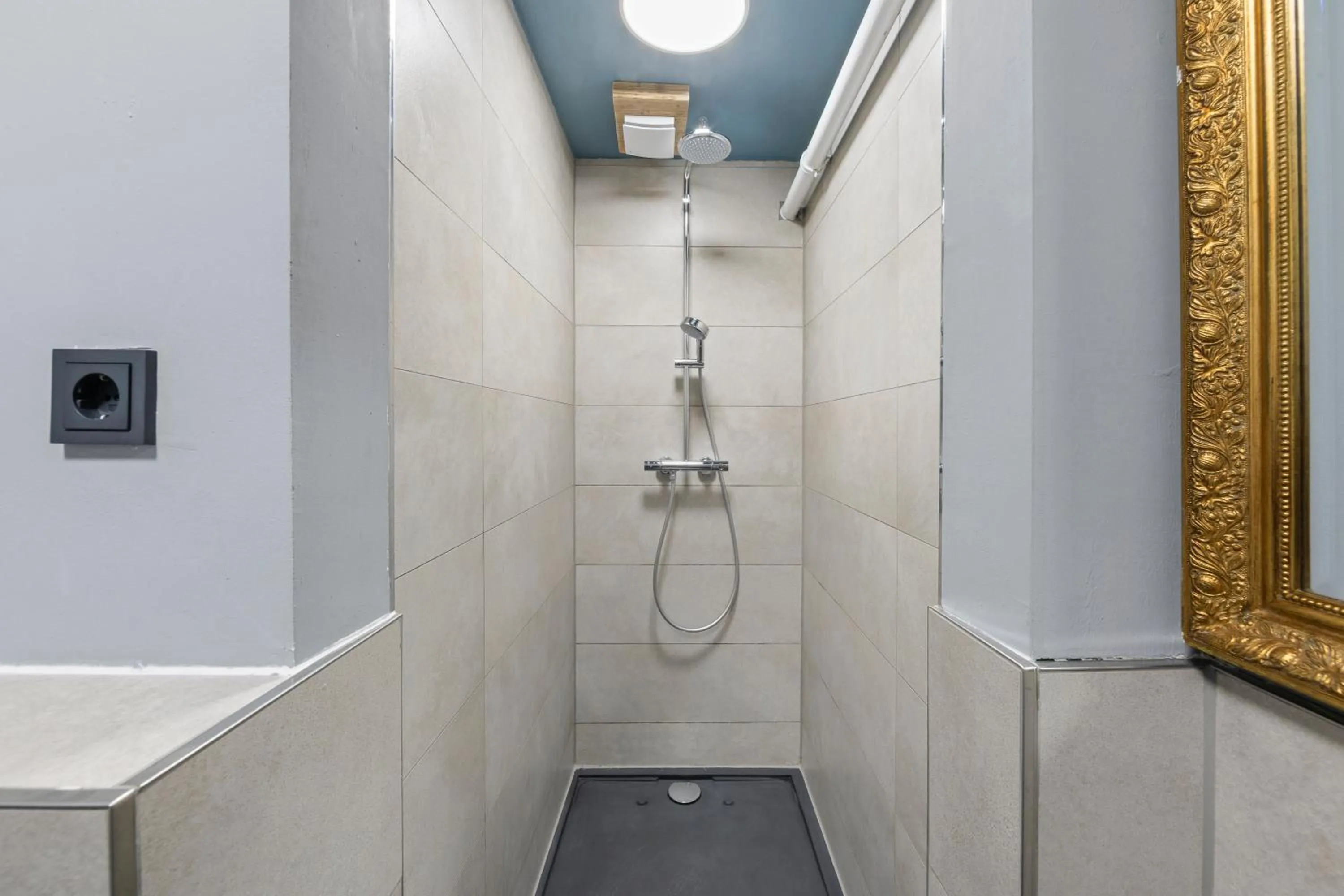 Bathroom in Big family apartment Berlin Treptower Park