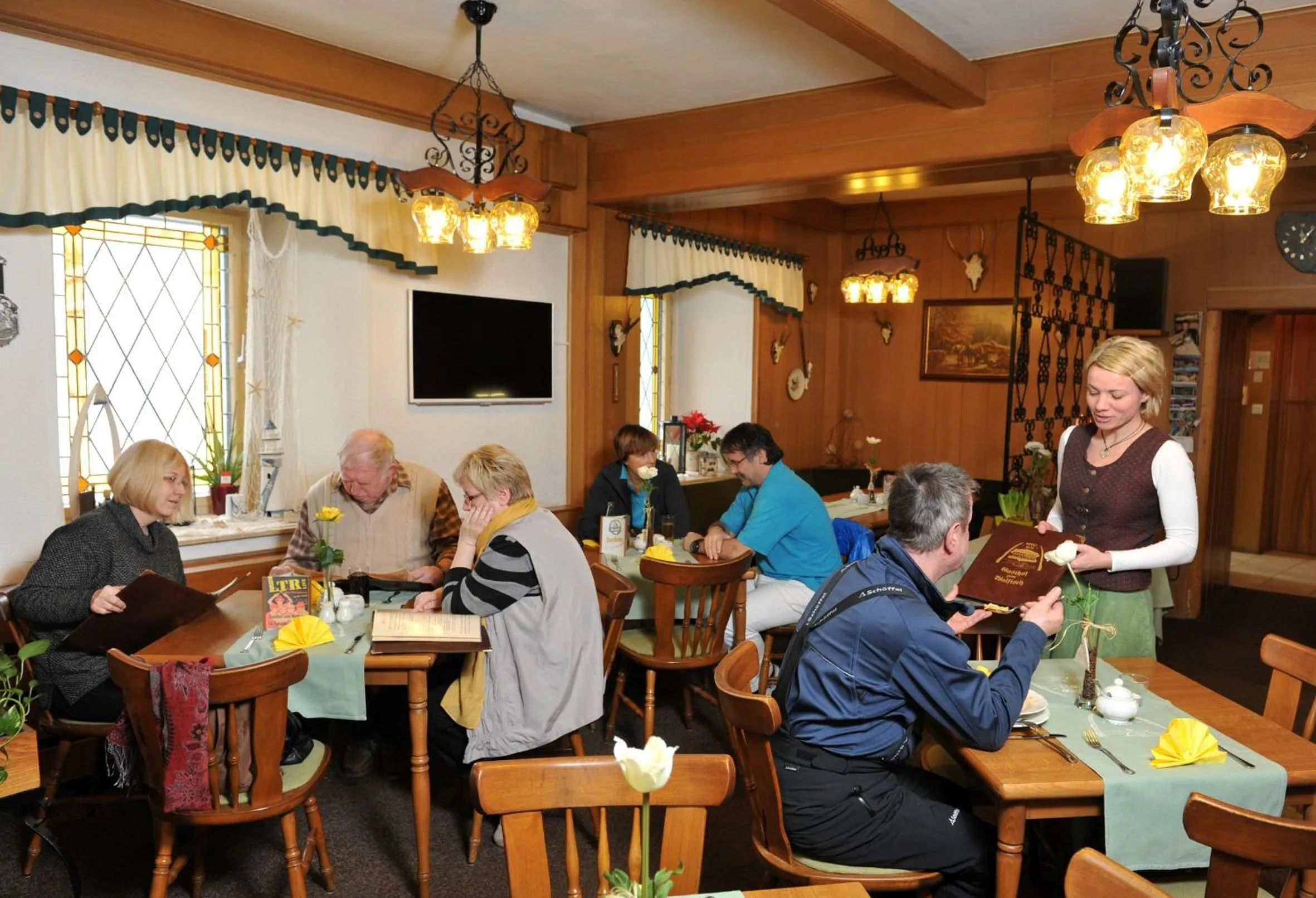 Restaurant/places to eat in Hotel Gasthof zum Walfisch