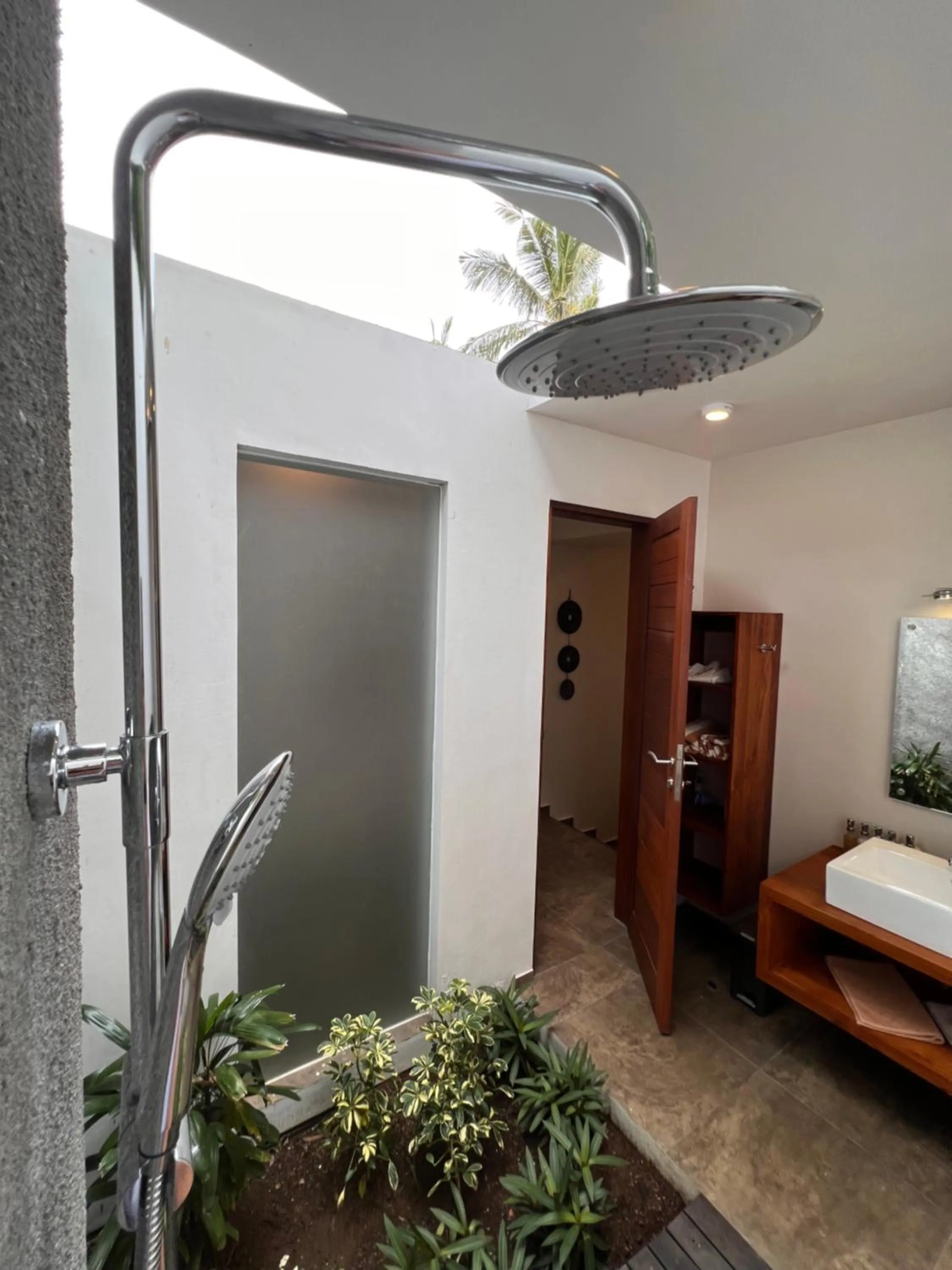 Shower, Bed in Relax Bali Dive & SPA ocean front resort