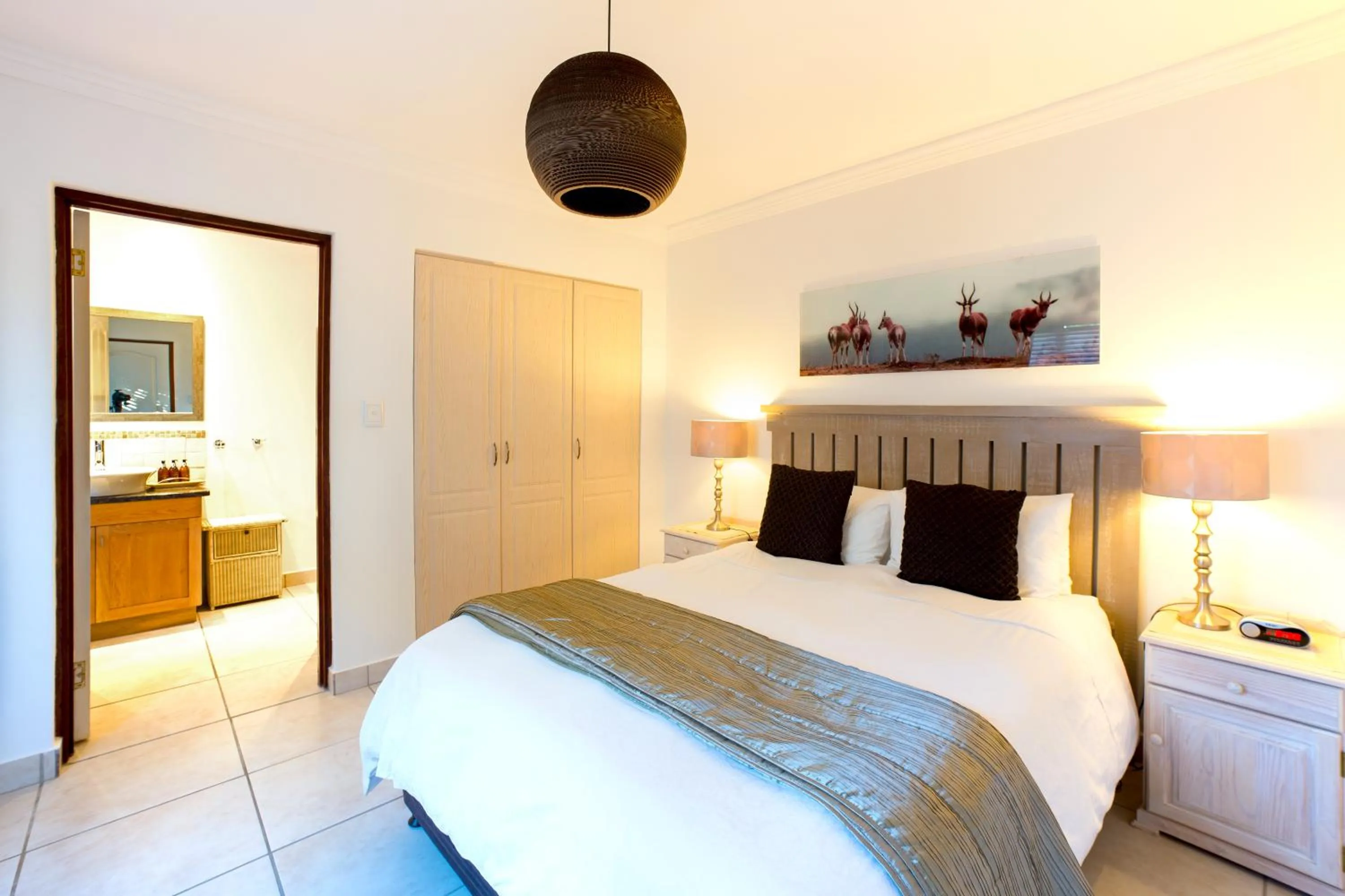 Bedroom, Bed in Candlewood Lodge