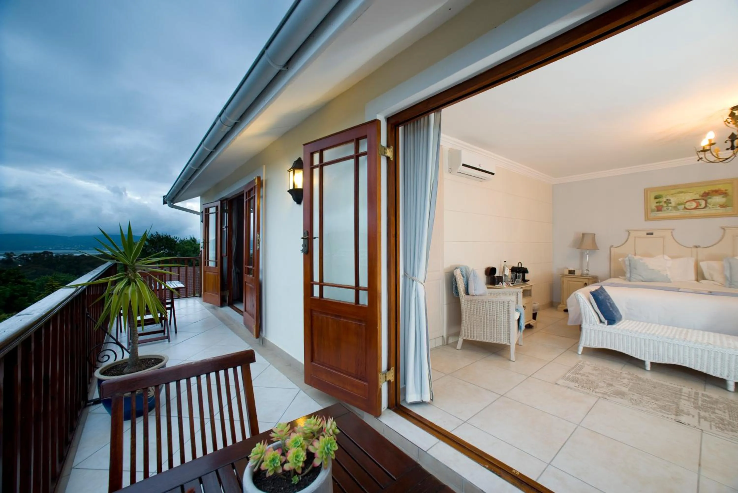 Photo of the whole room, Bed in Candlewood Lodge