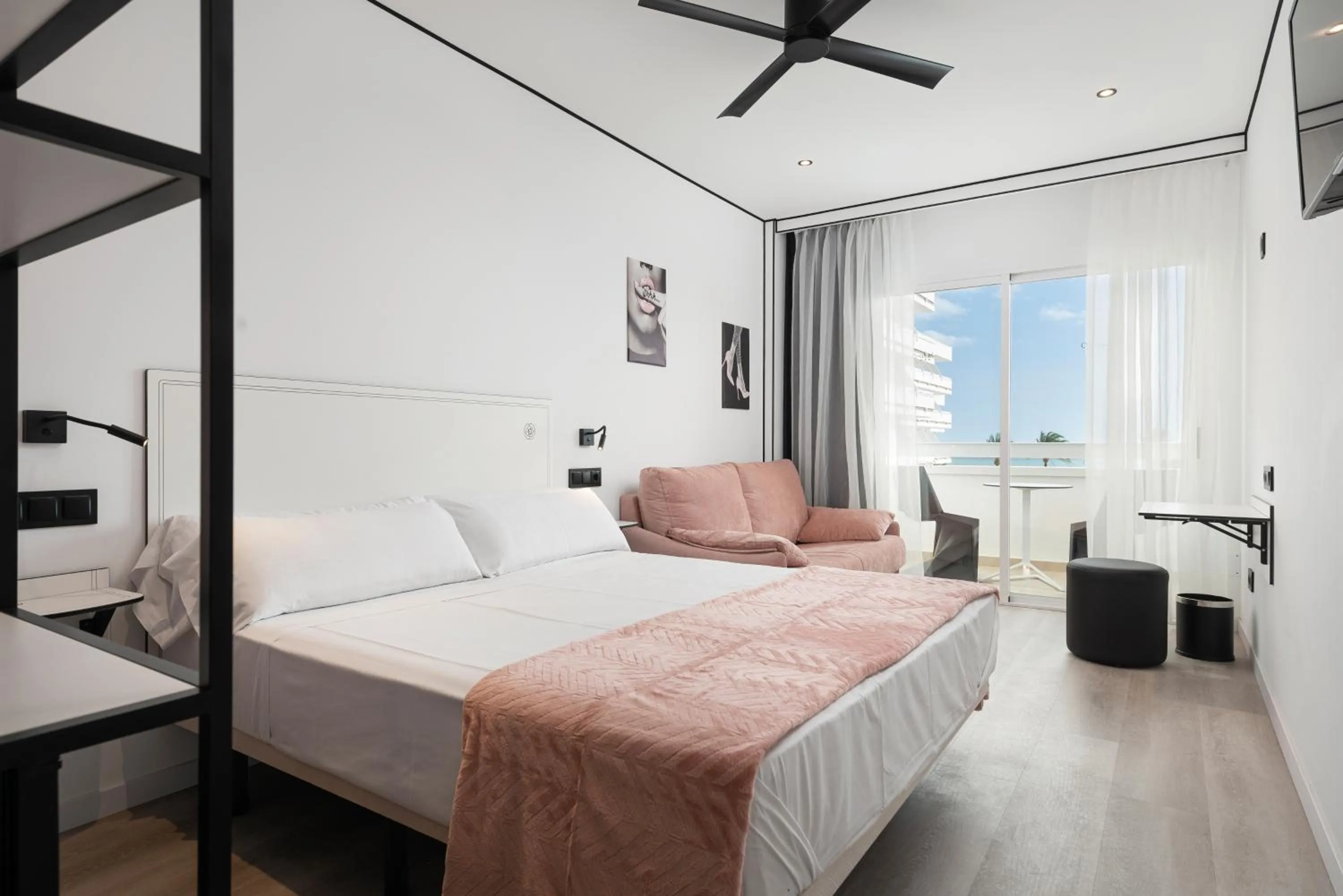 Pool view, Bed in Hotel Condesa