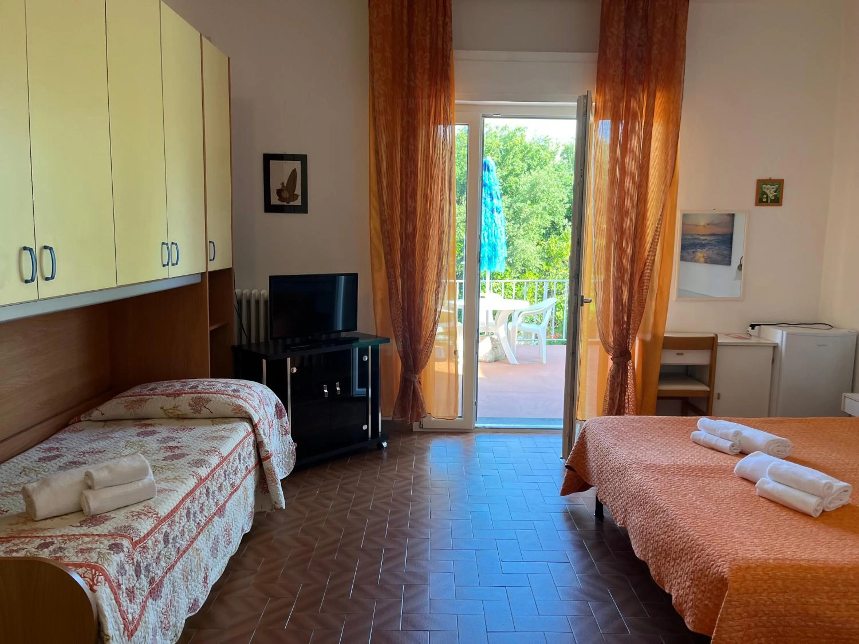 Photo of the whole room in Hotel Ellymar