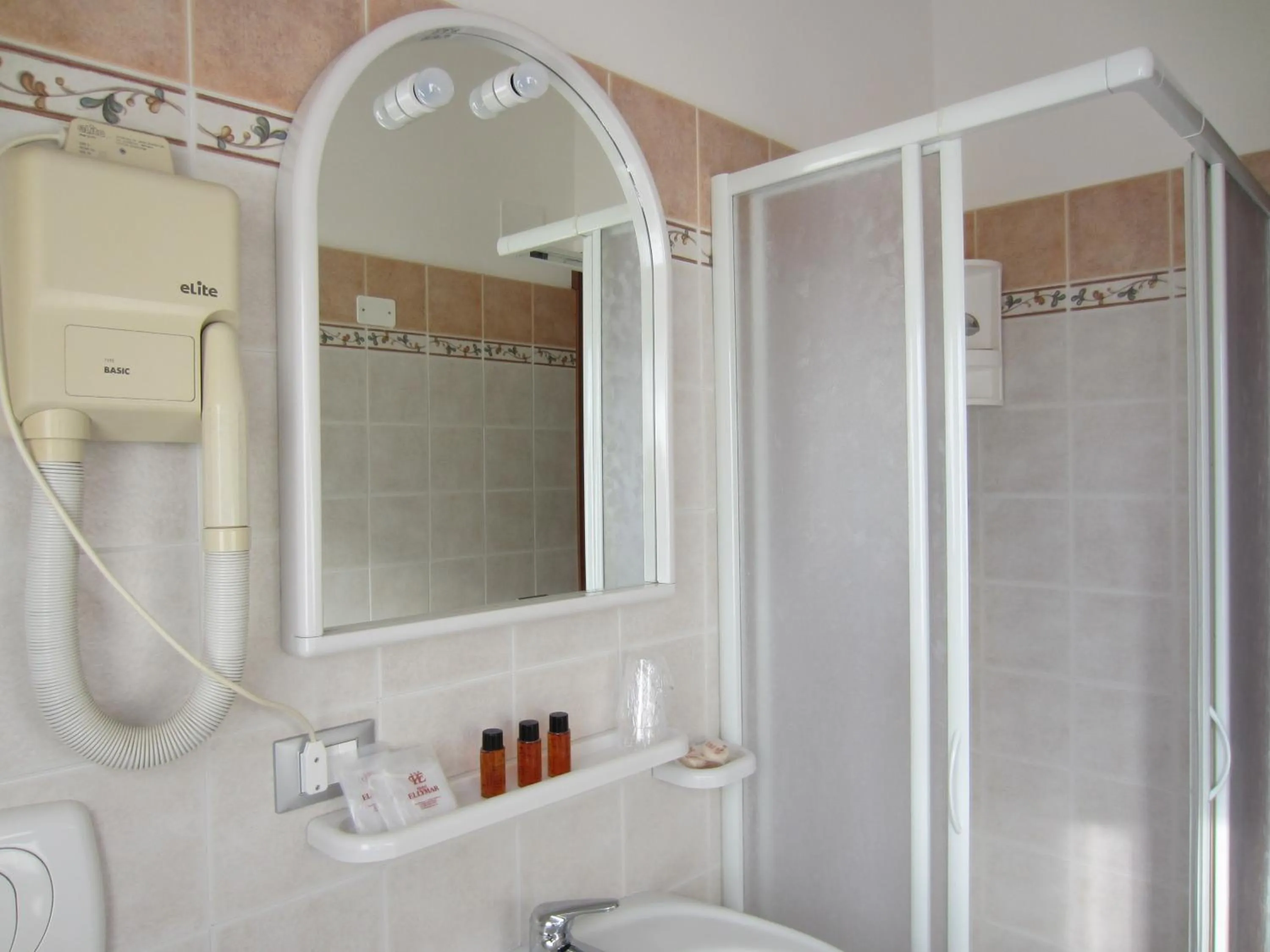 Shower in Hotel Ellymar