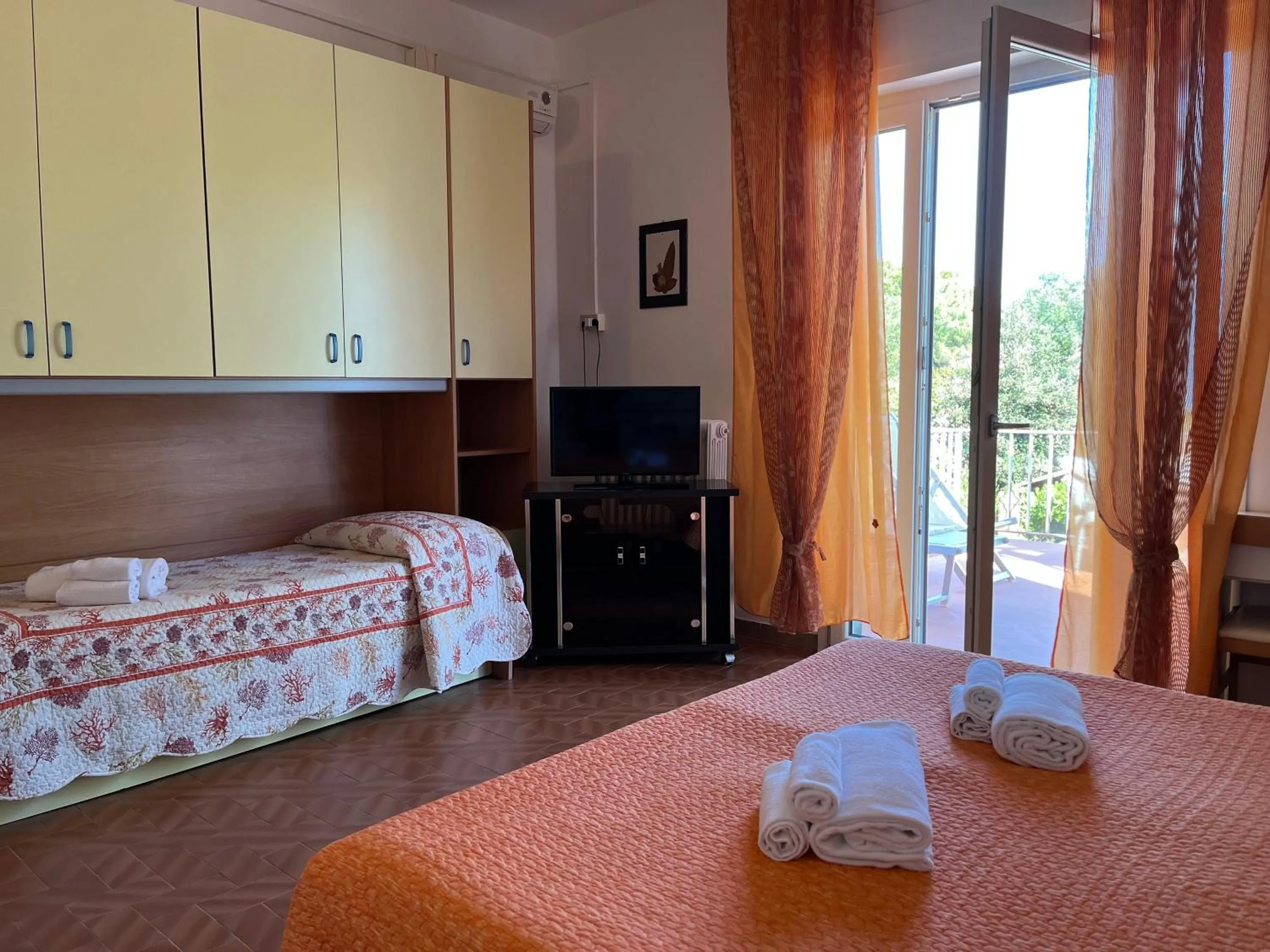 Photo of the whole room in Hotel Ellymar