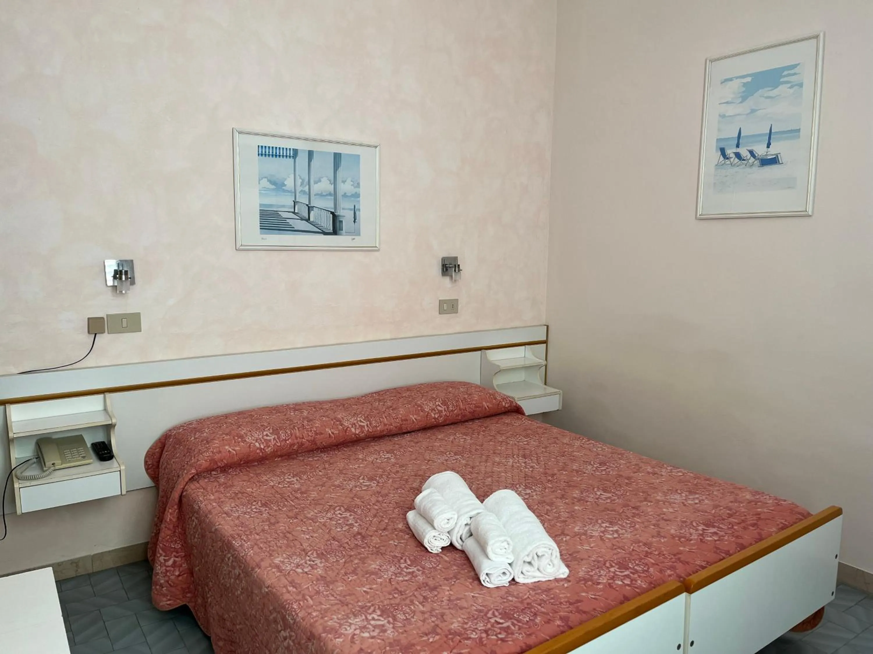 Photo of the whole room in Hotel Ellymar