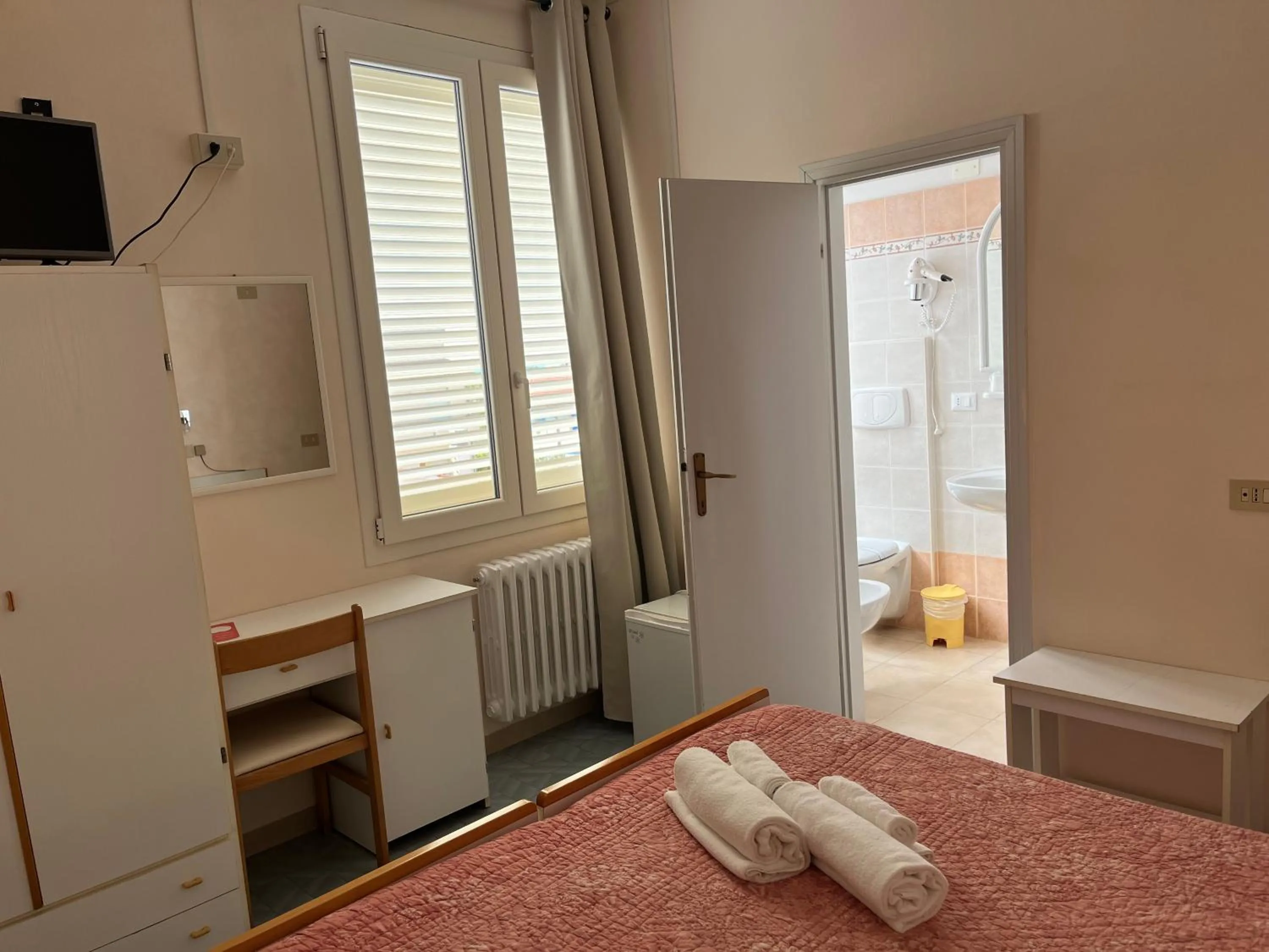 Photo of the whole room in Hotel Ellymar