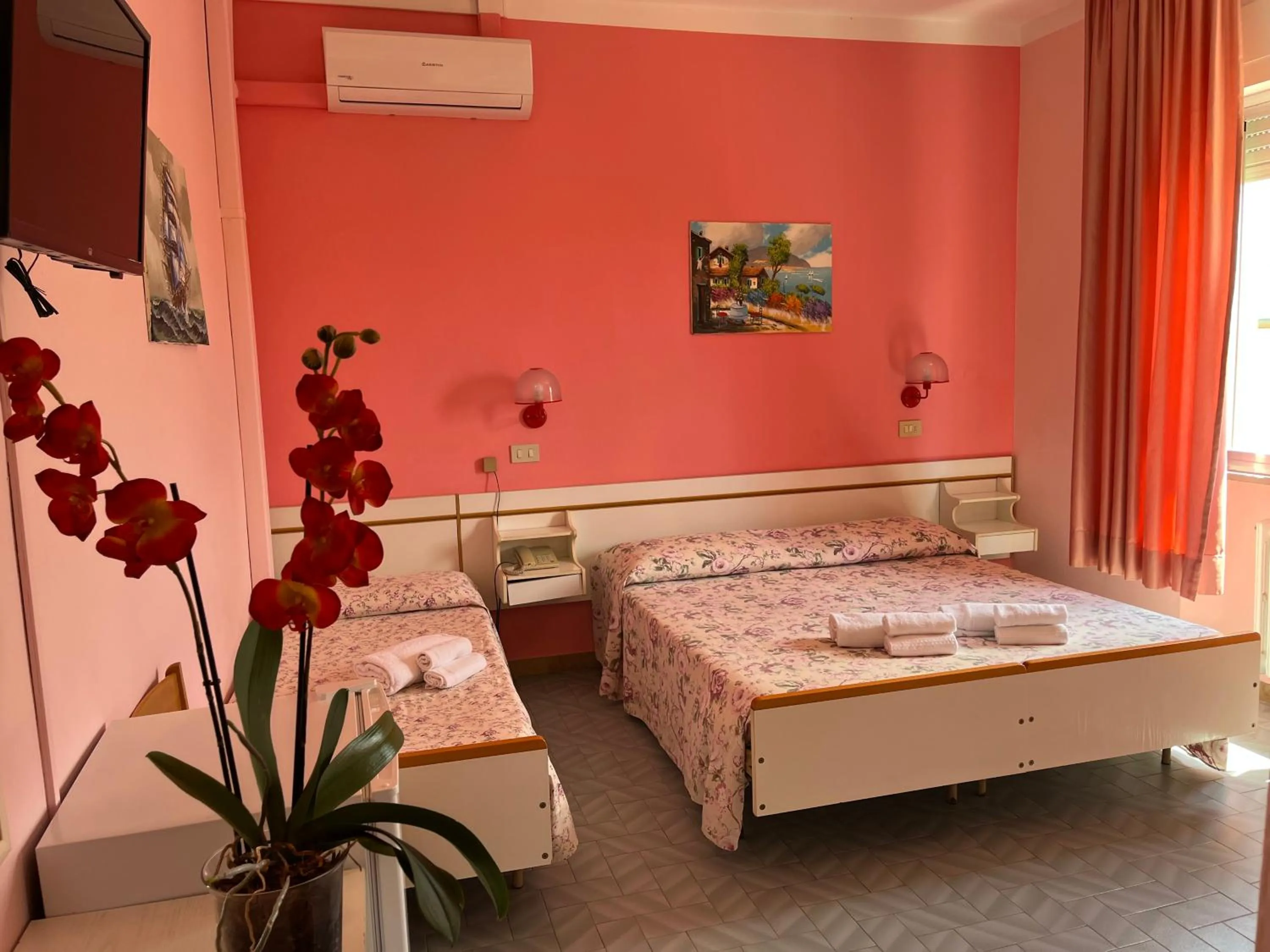 Photo of the whole room in Hotel Ellymar