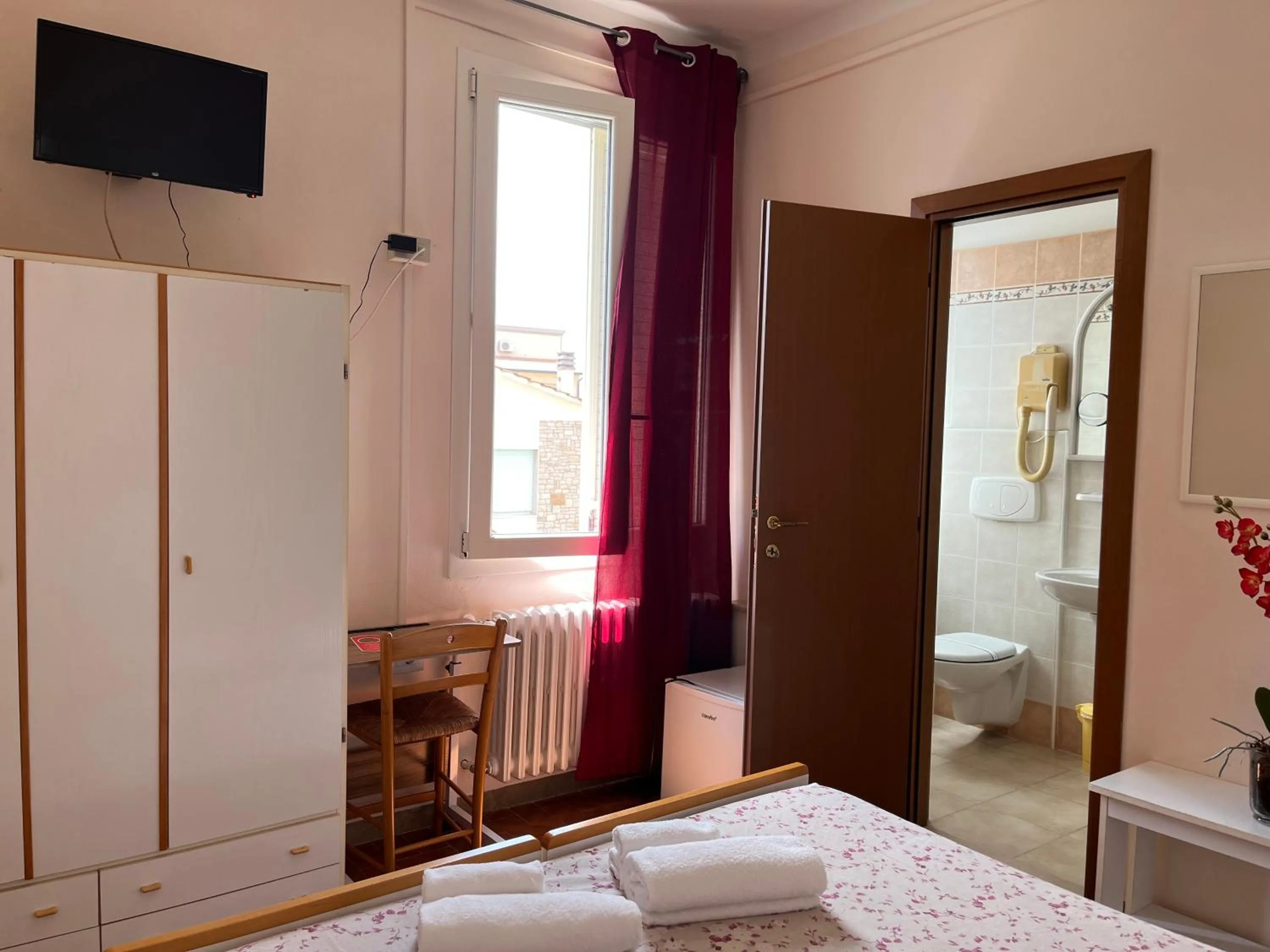 Photo of the whole room in Hotel Ellymar