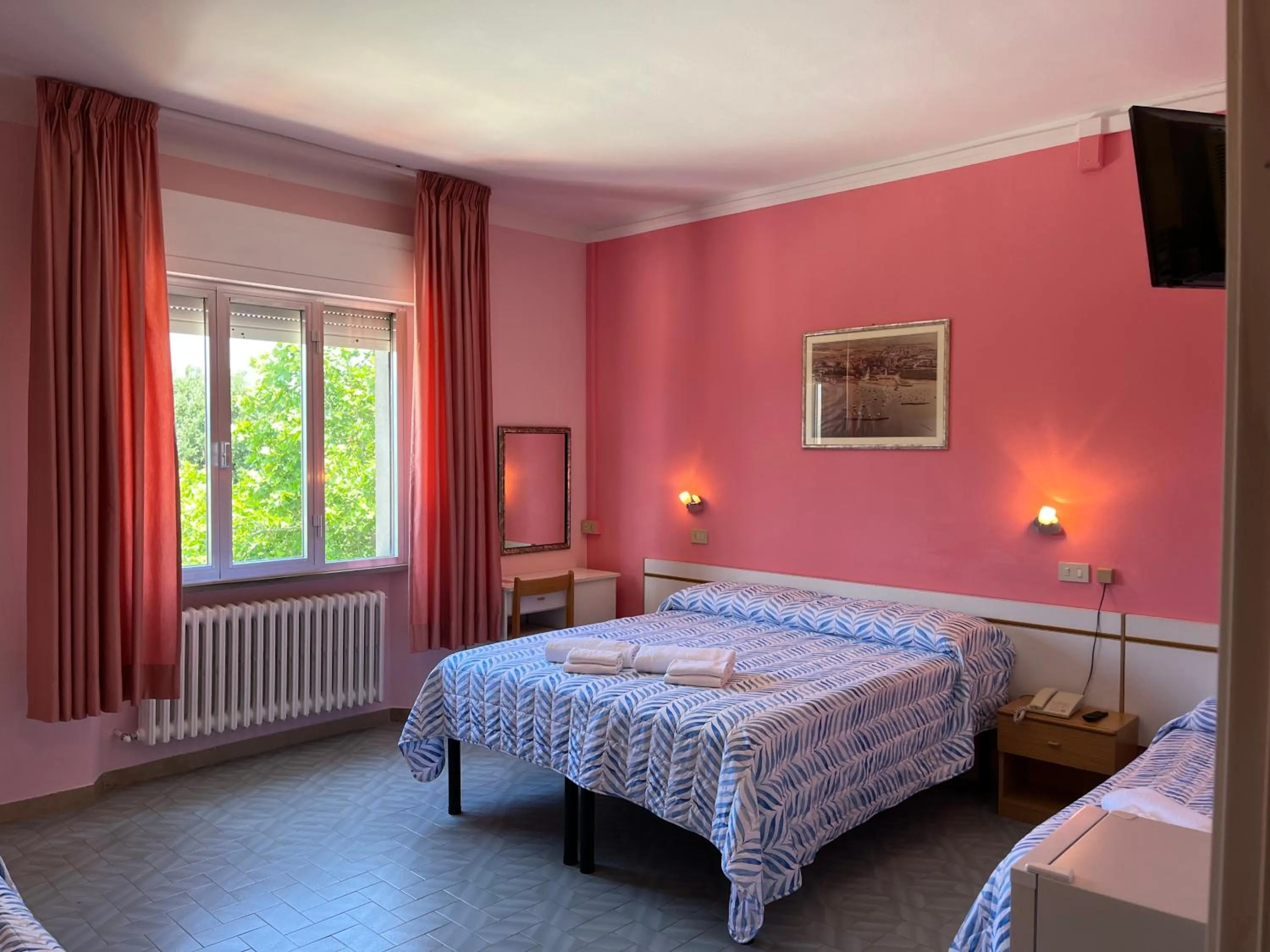 Photo of the whole room in Hotel Ellymar