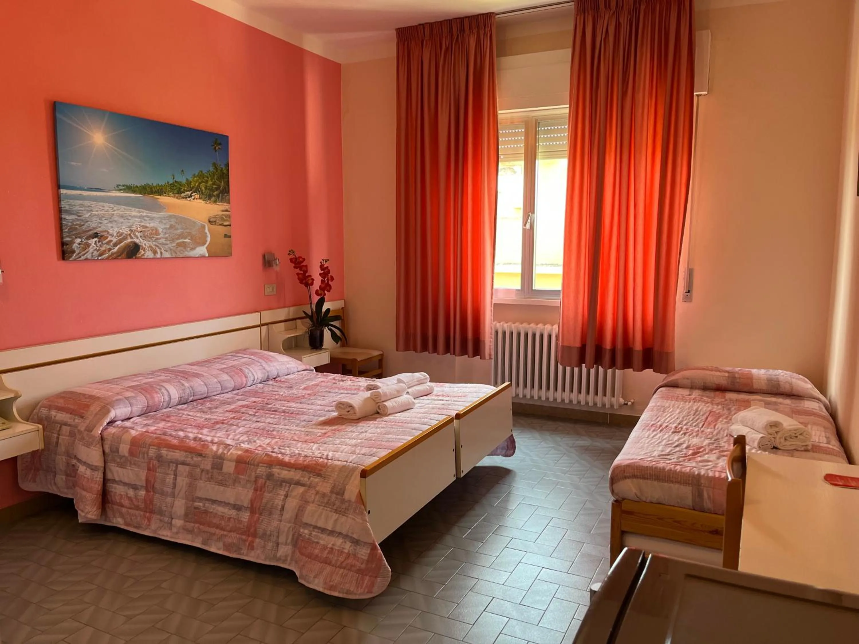 Photo of the whole room in Hotel Ellymar