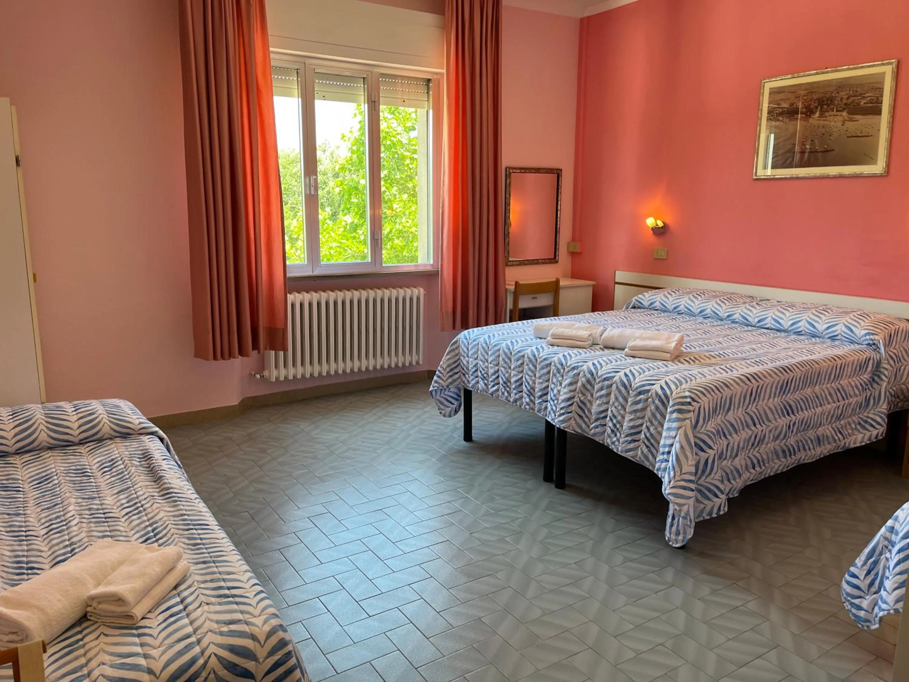 Photo of the whole room in Hotel Ellymar