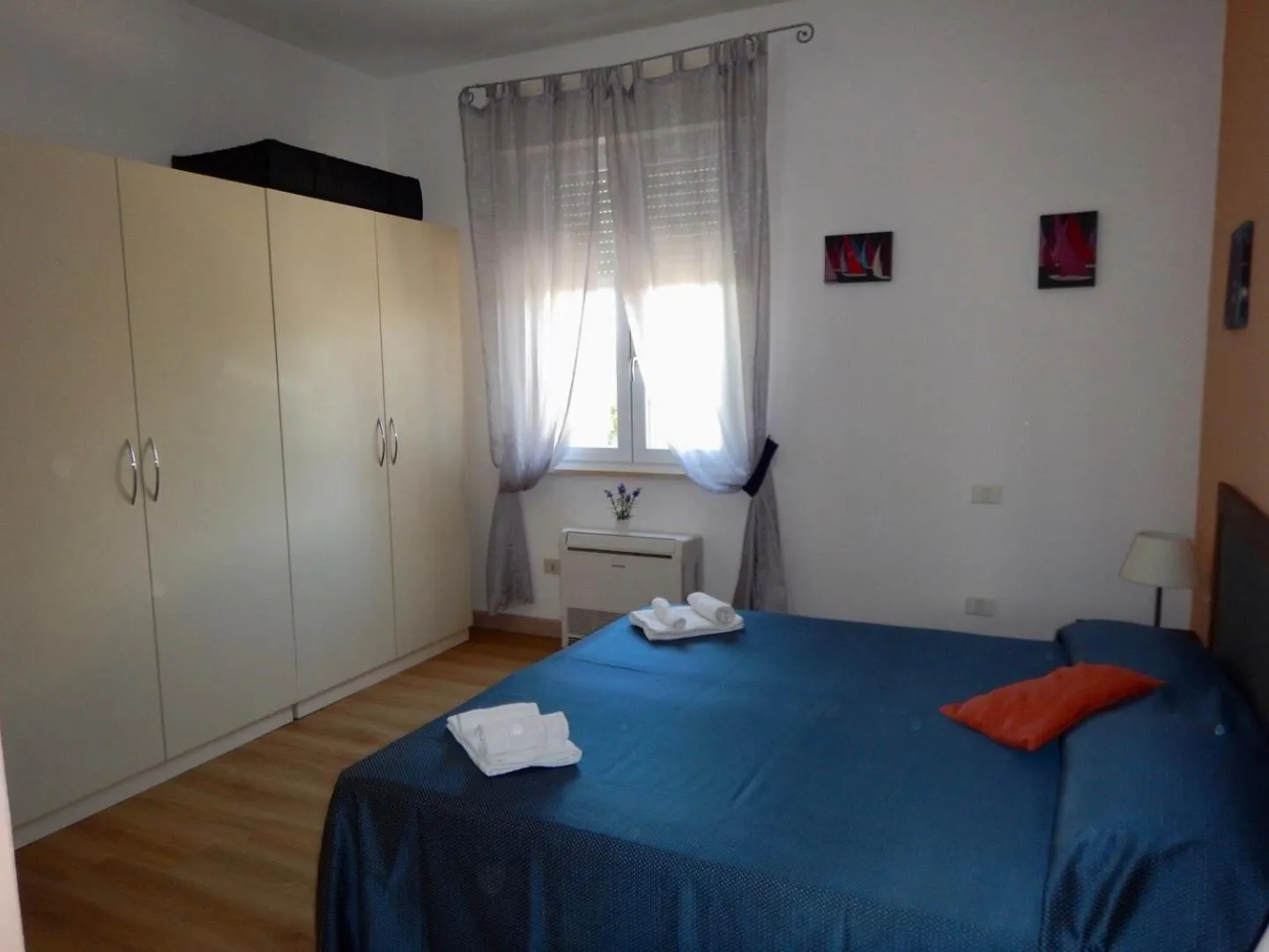 wardrobe, Bed in Ville Paola e Daniela