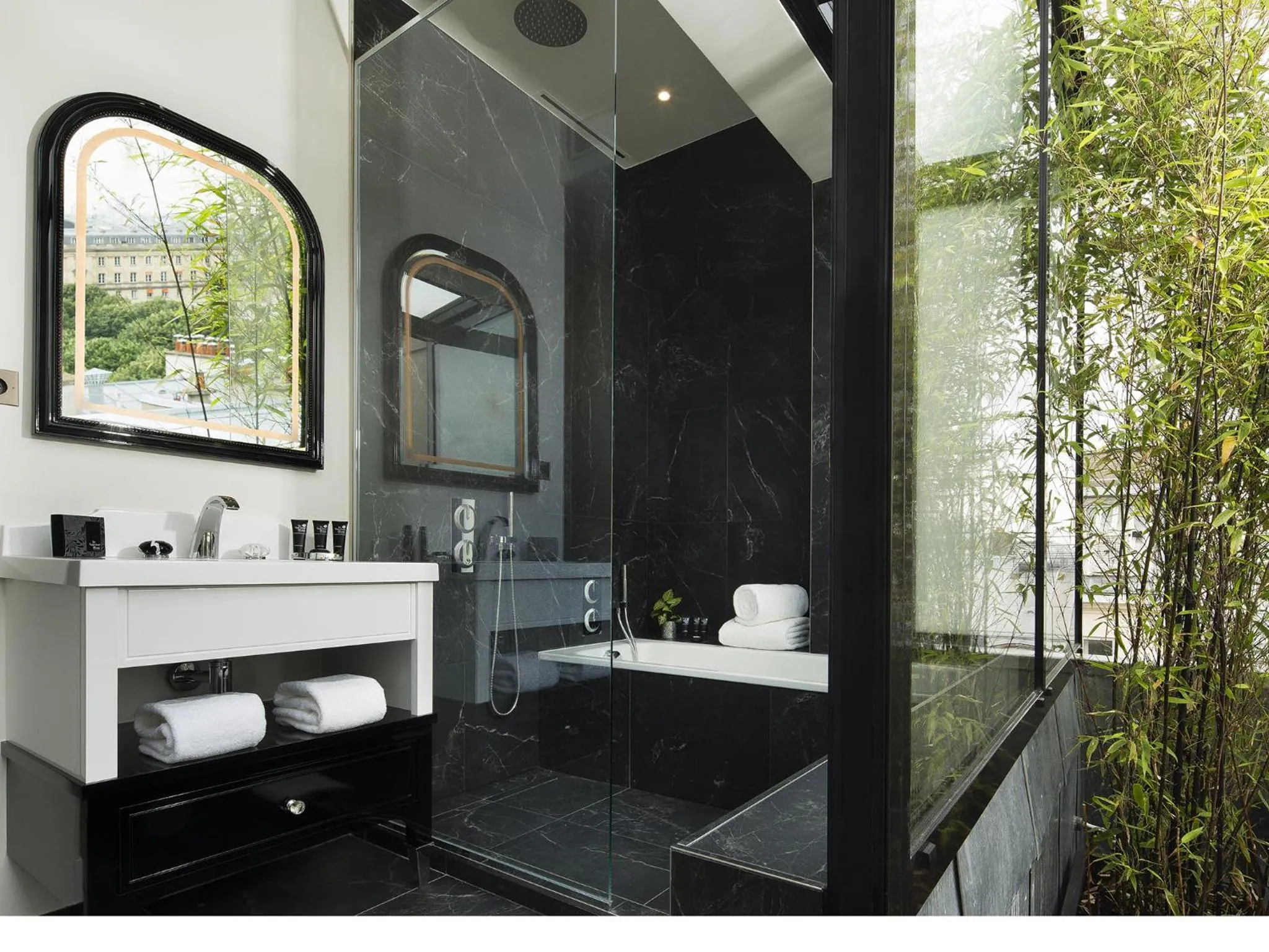 Bathroom in Le Narcisse Blanc