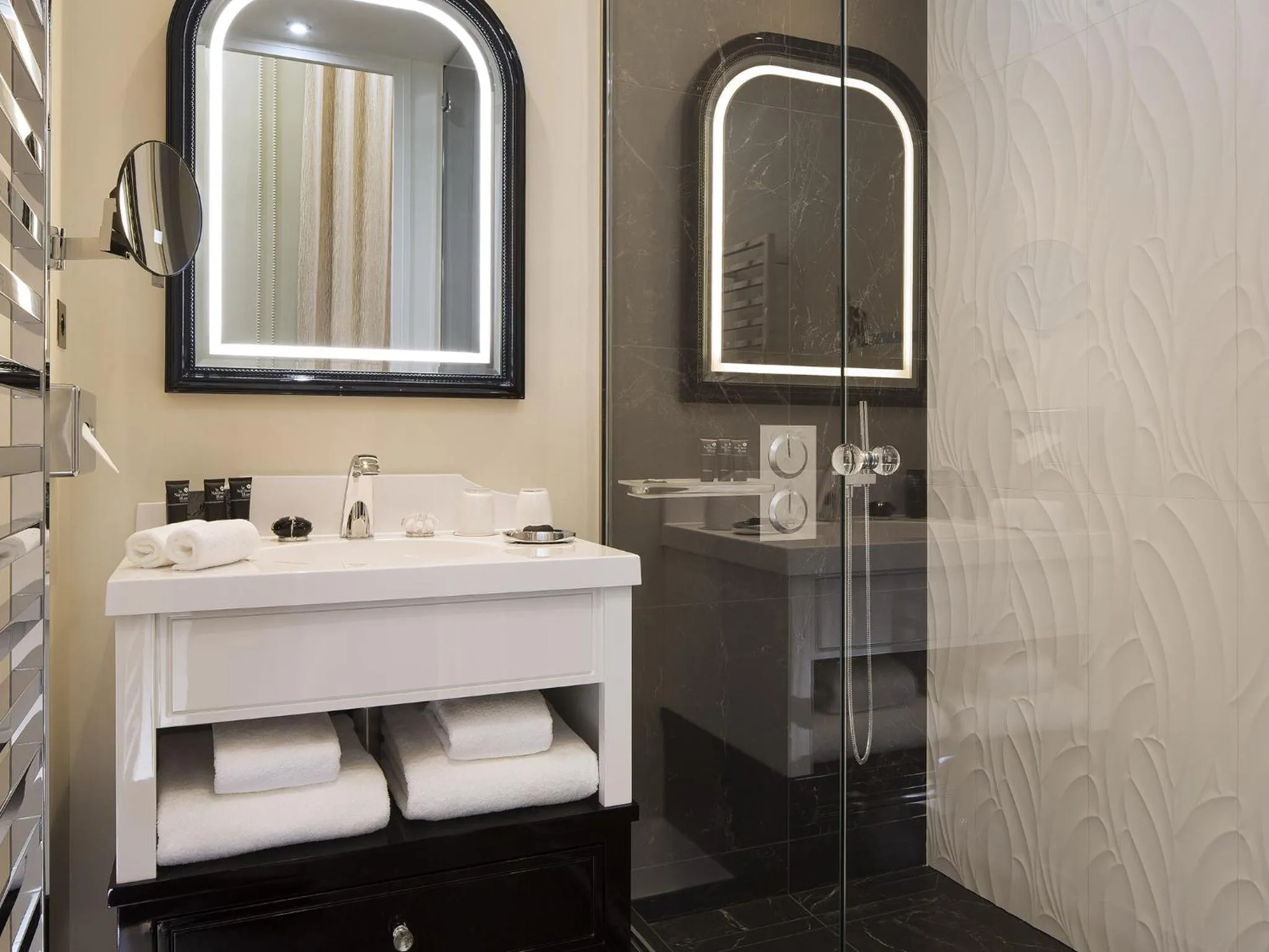 Shower in Le Narcisse Blanc