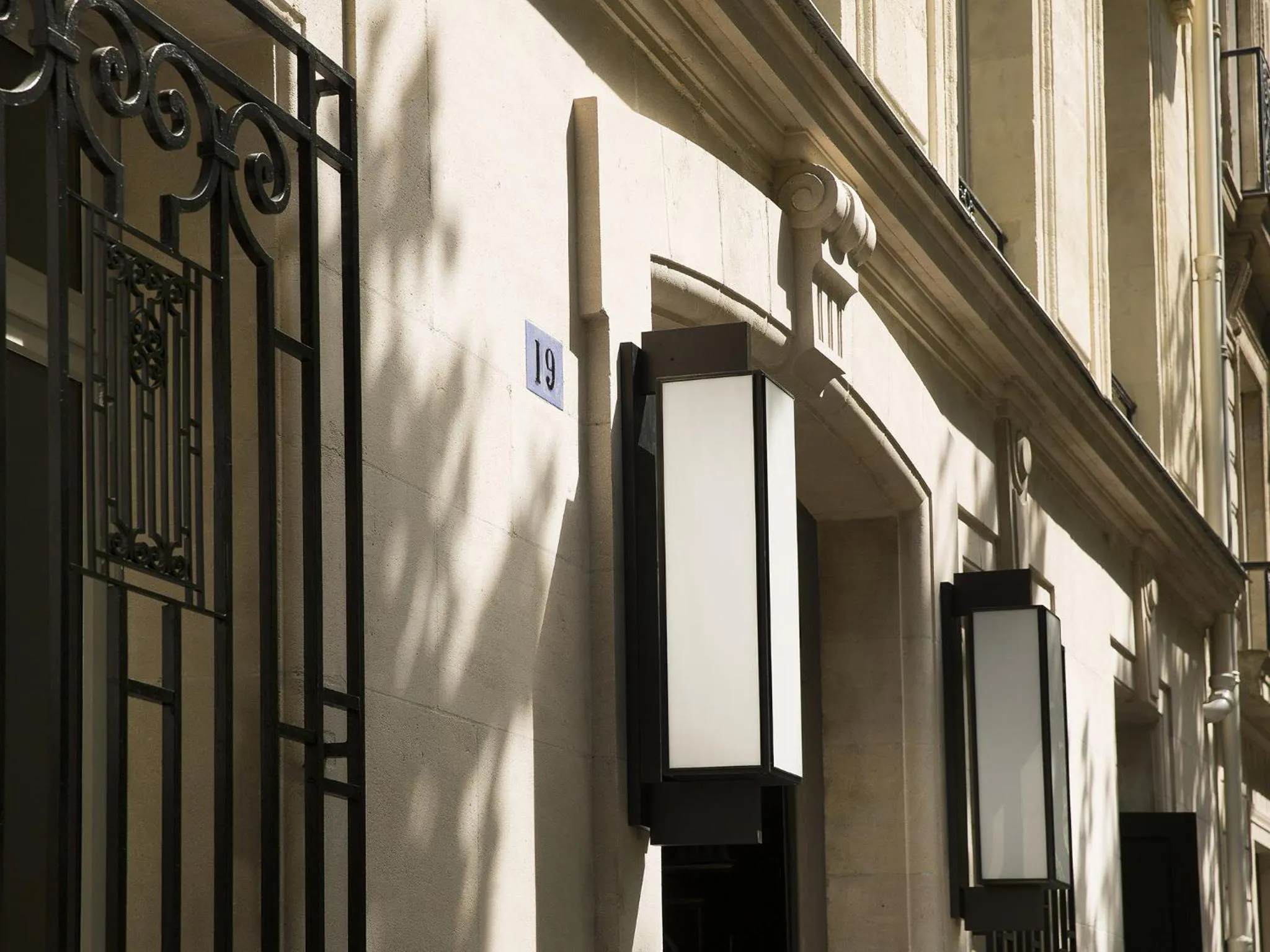 Facade/entrance in Le Narcisse Blanc