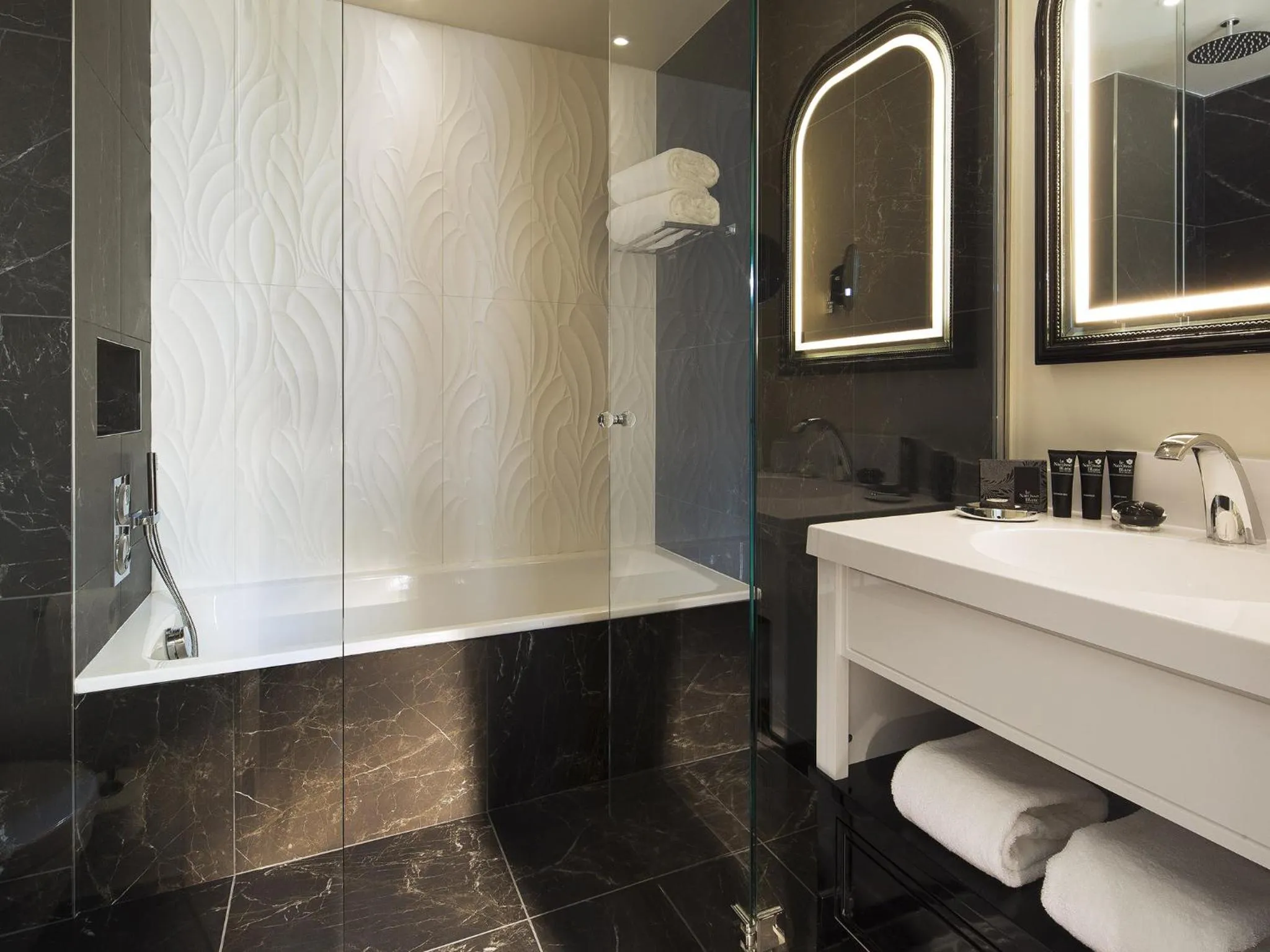 Bathroom in Le Narcisse Blanc