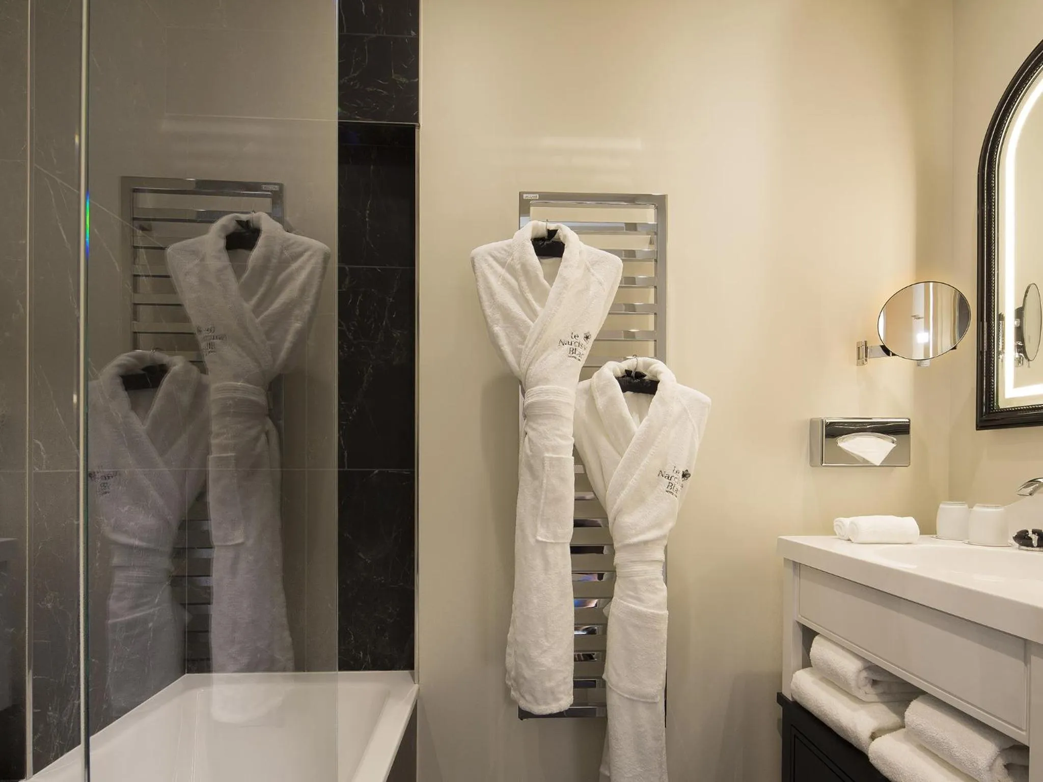 Bathroom in Le Narcisse Blanc