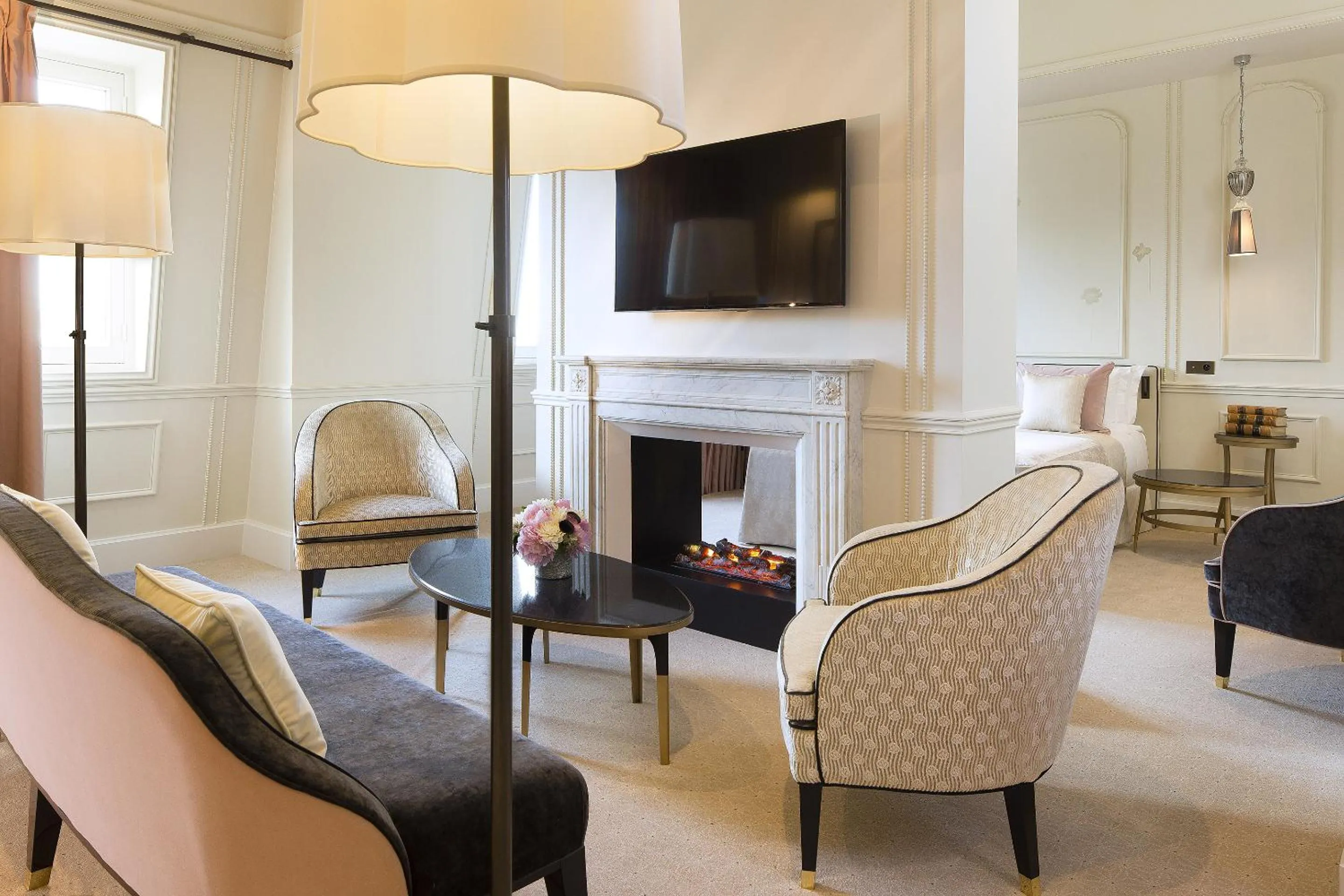 TV and multimedia in Le Narcisse Blanc