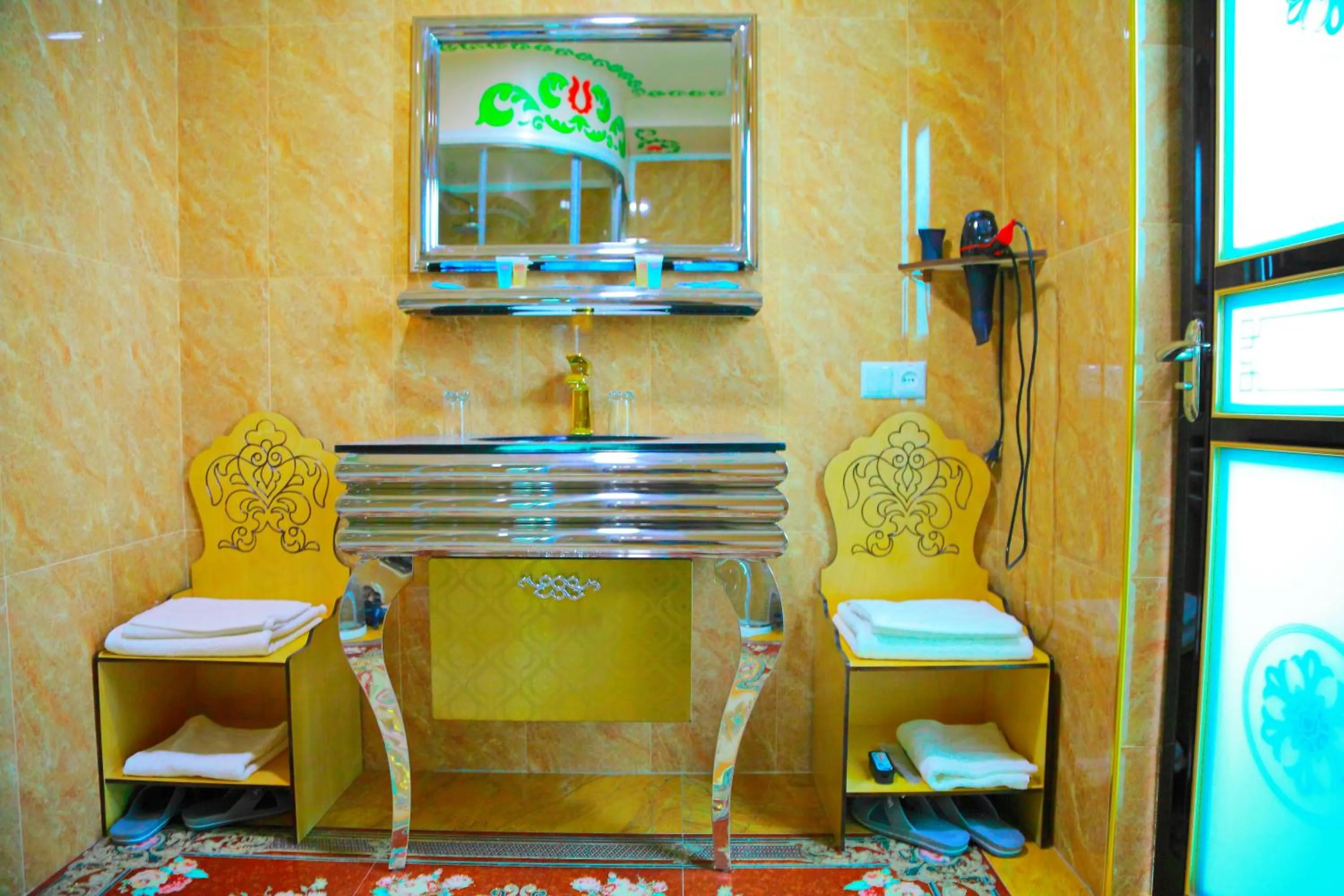 Shower in HON SAROY - immerse atmosphere in the epoch of the khans