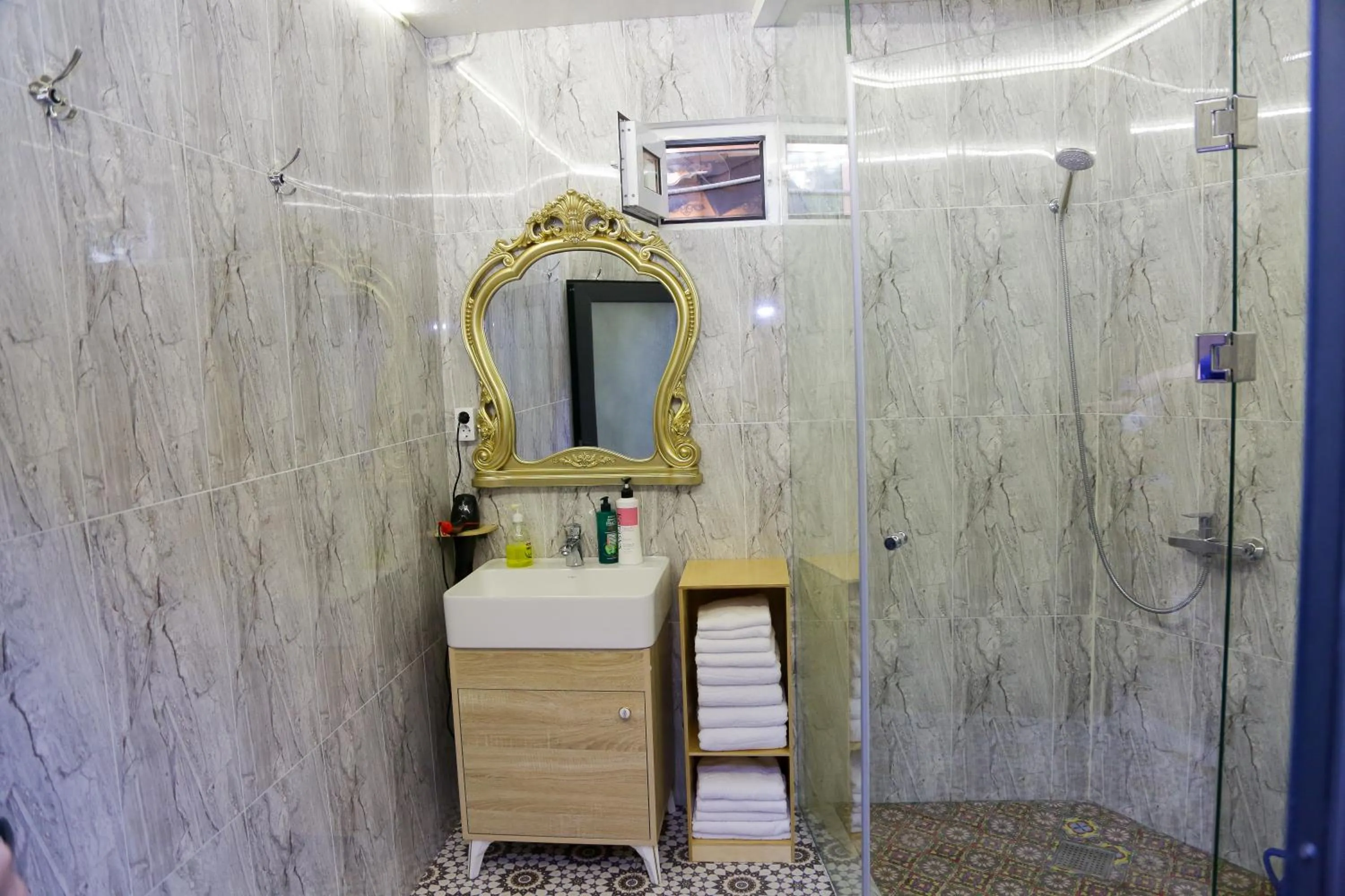 Shower in HON SAROY - immerse atmosphere in the epoch of the khans