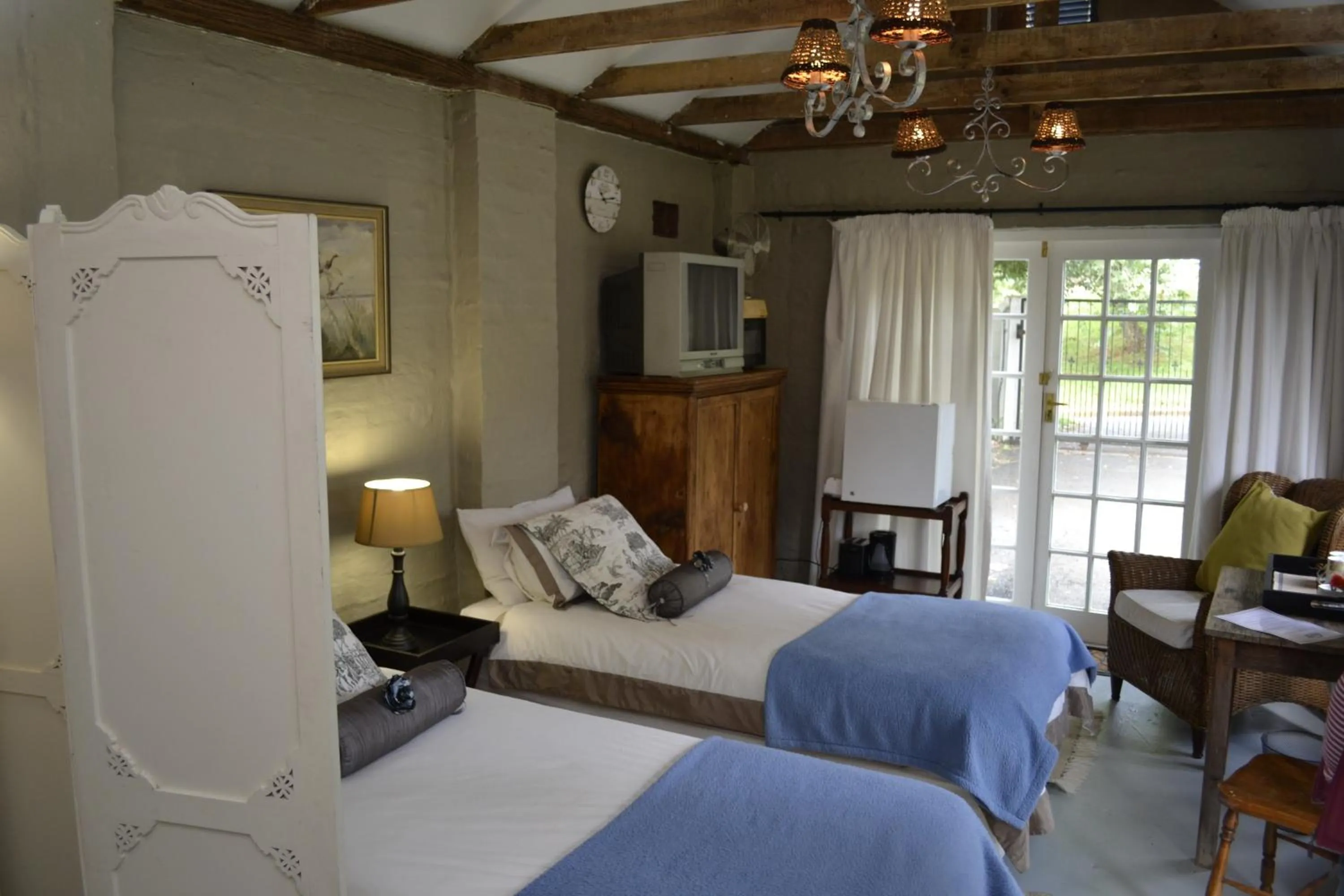 Photo of the whole room, Bed in A Garden Suite B&B