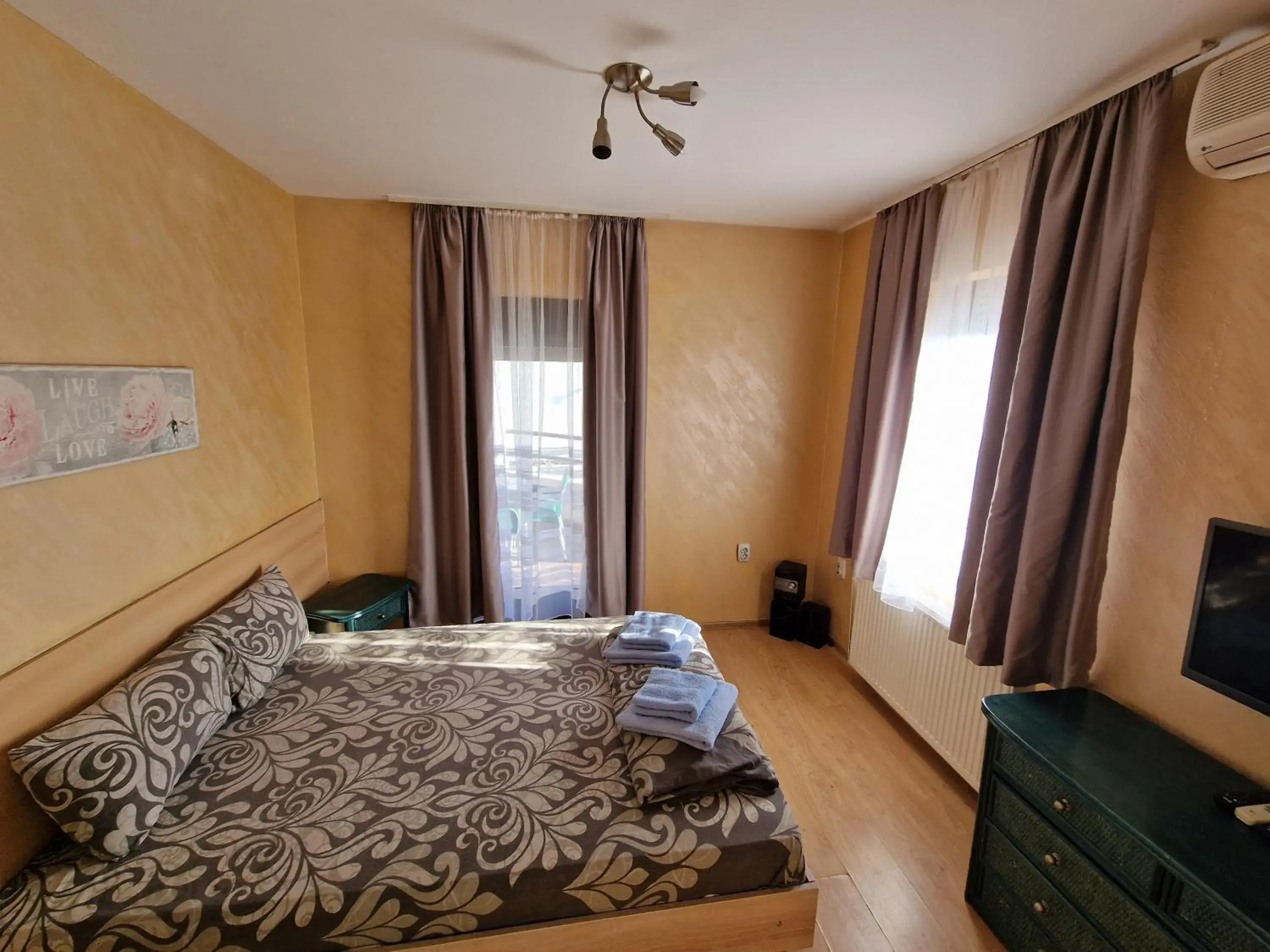 Double Room in Rooms Green Set Double Room in Rooms Green Set