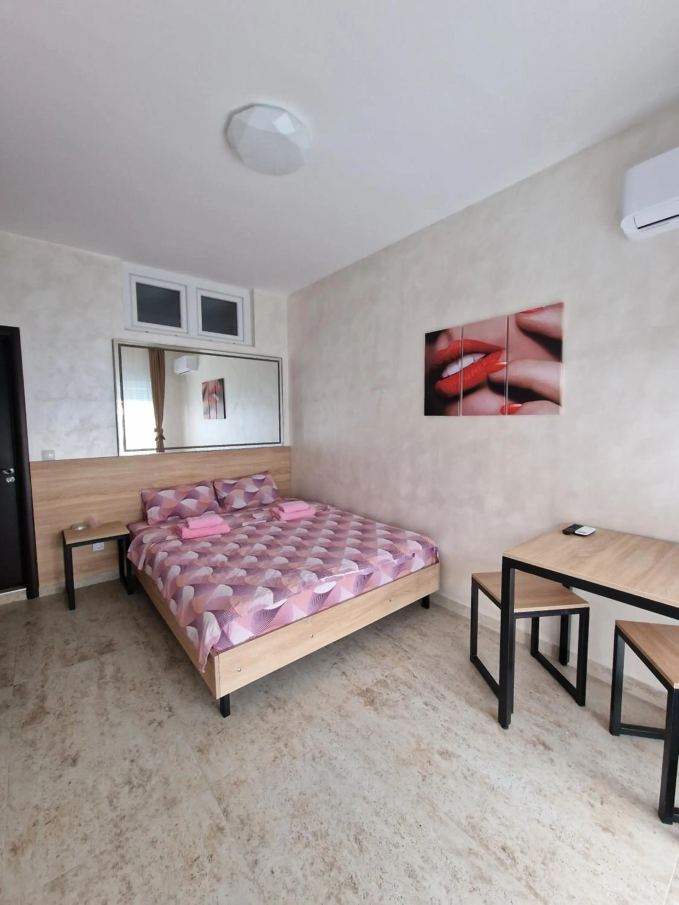 Bed in Rooms Green Set