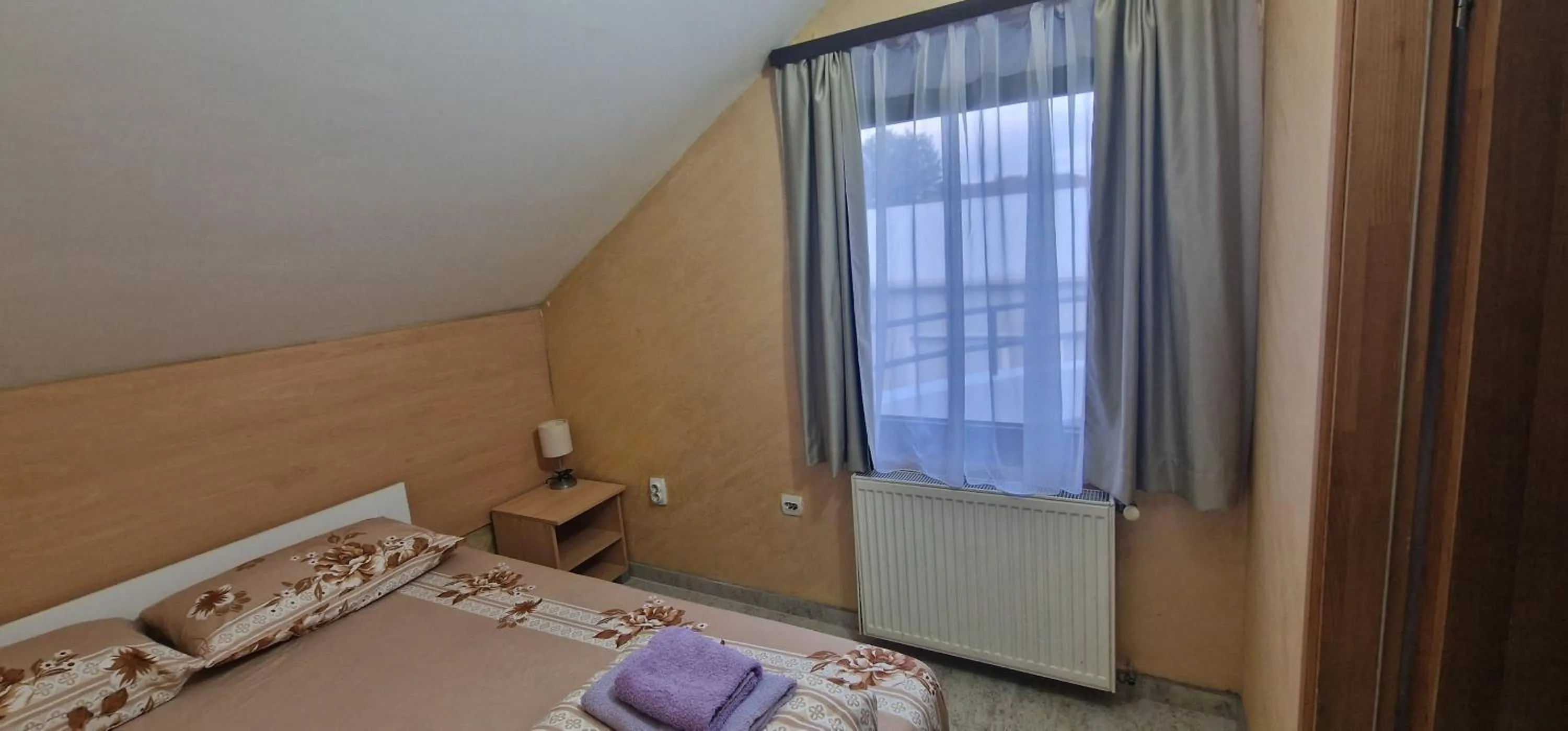 Bed in Rooms Green Set