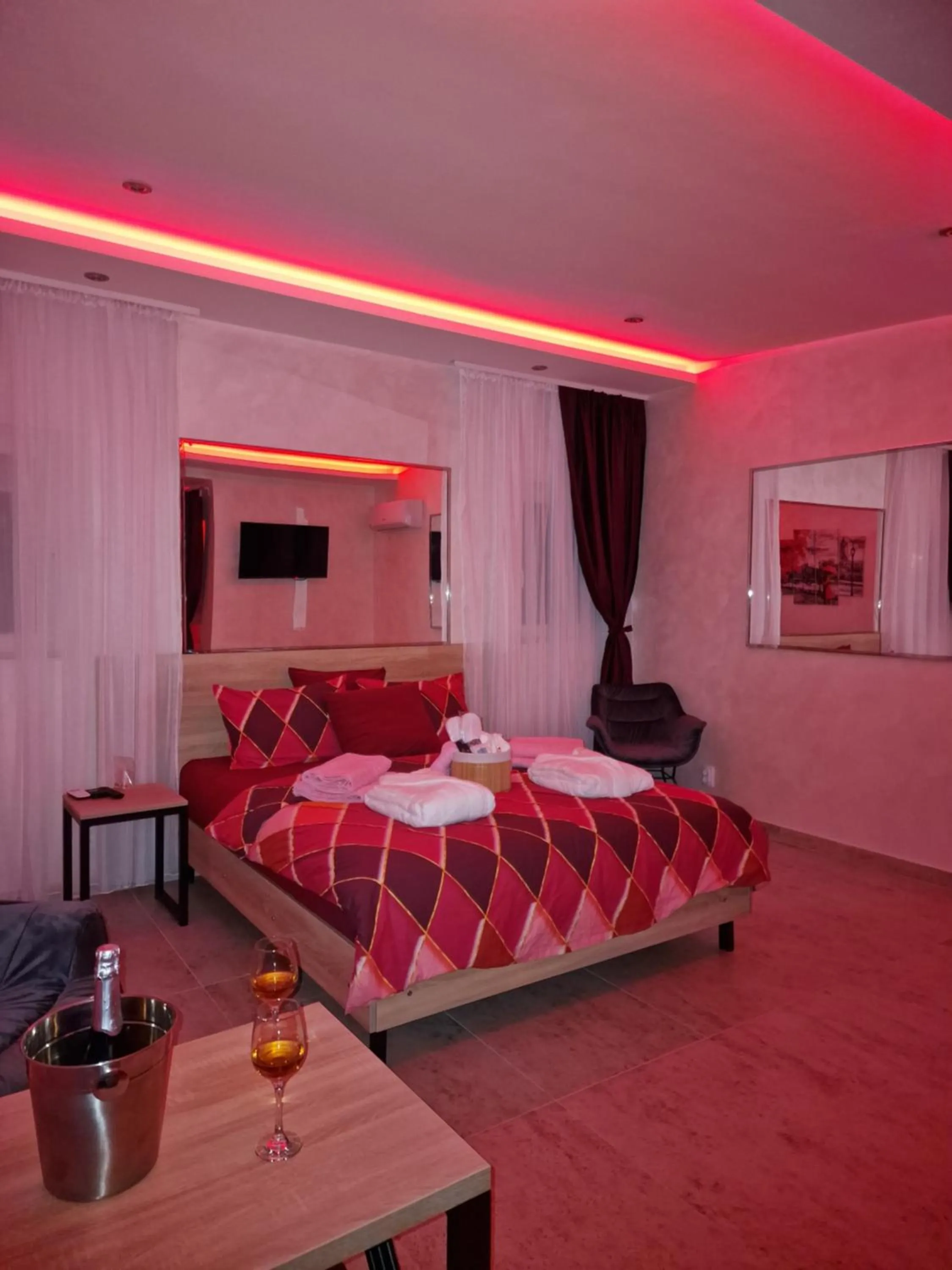 Bed in Rooms Green Set