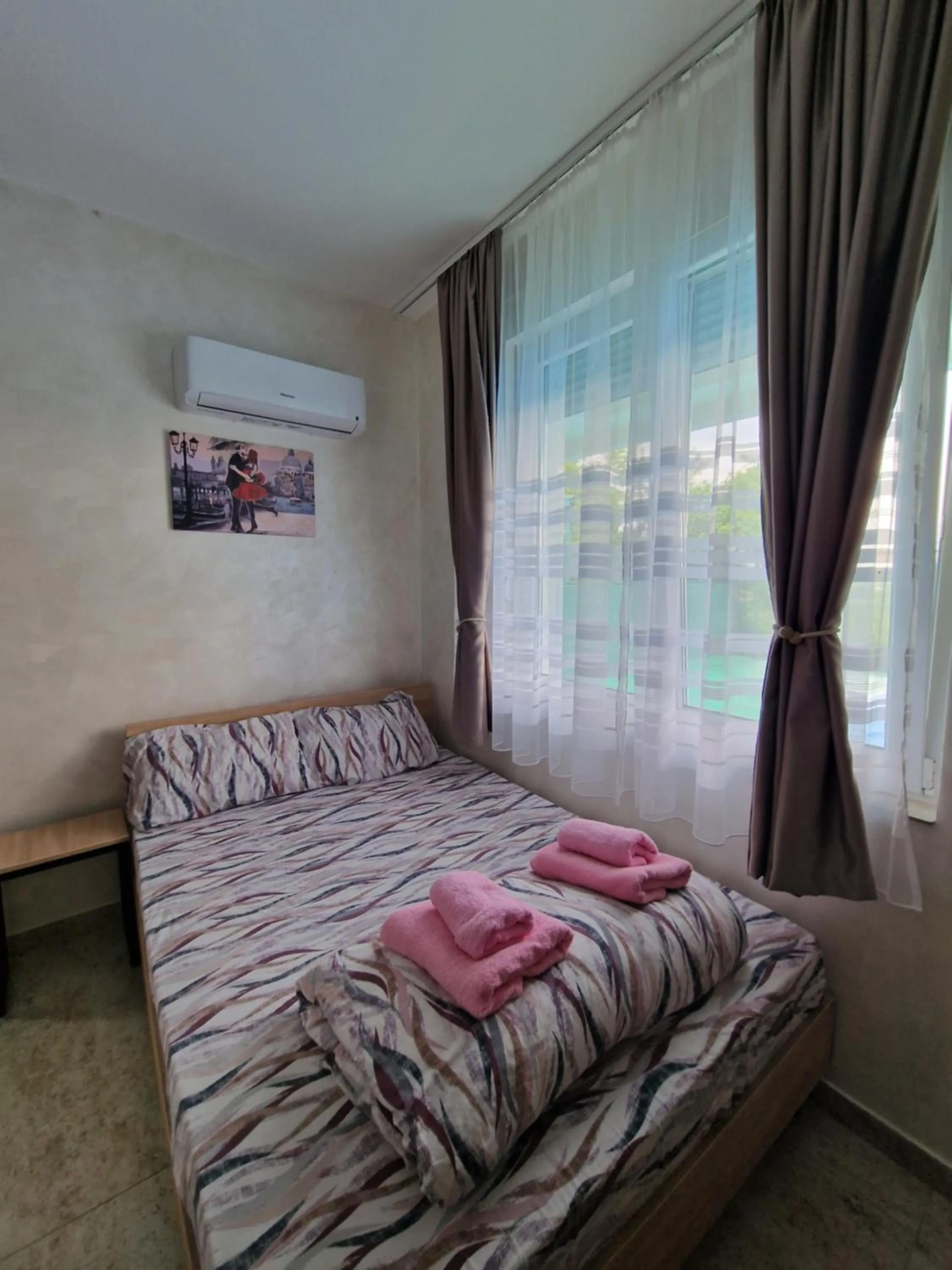 Bed in Rooms Green Set