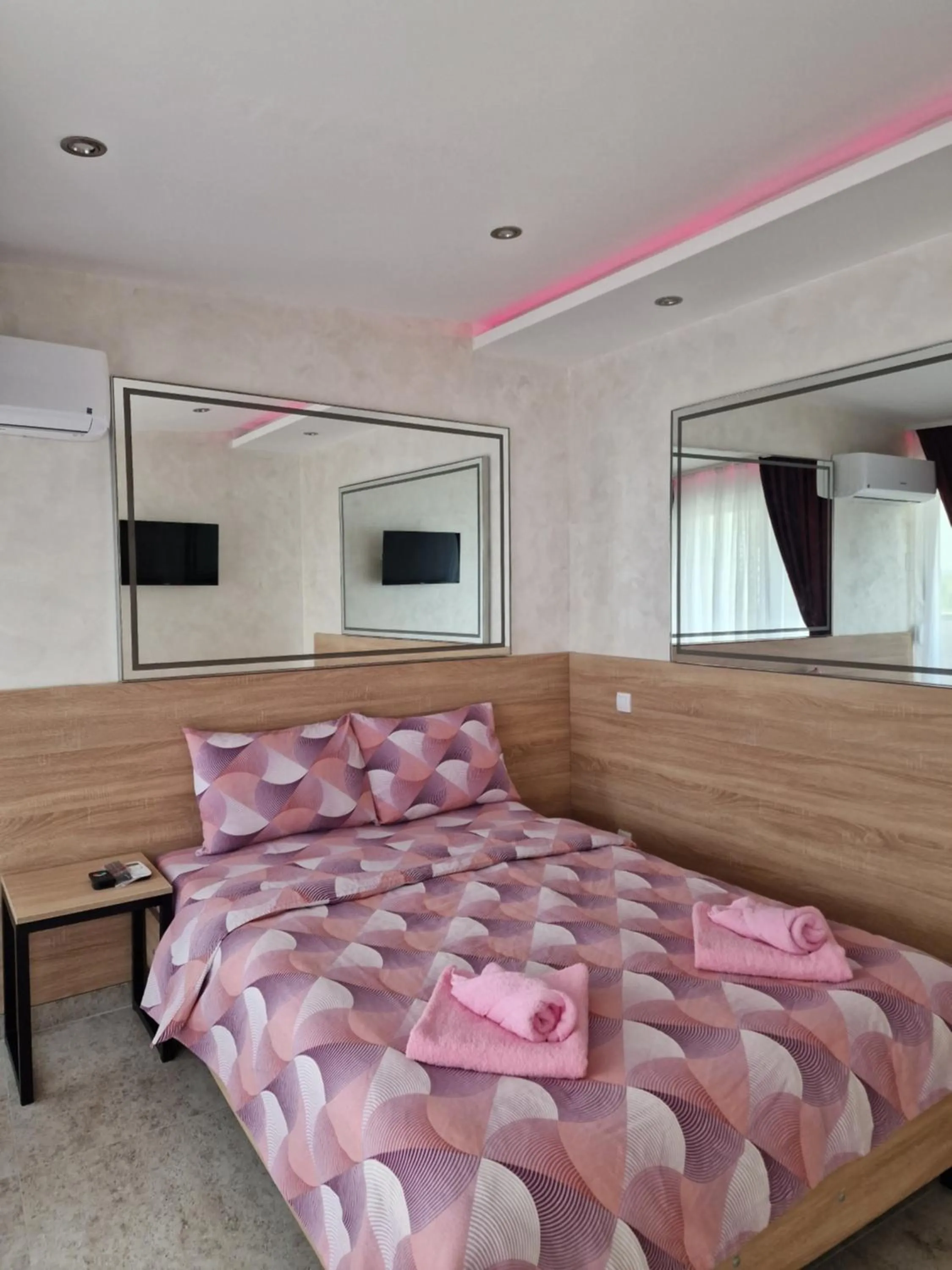 Bed in Rooms Green Set