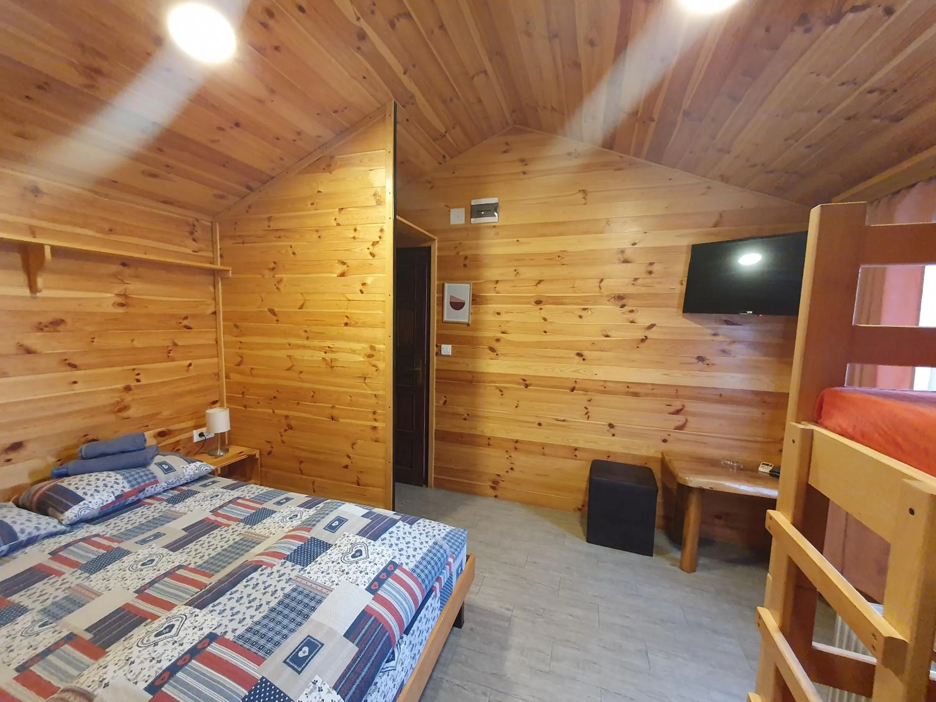 Bed in Rooms Green Set