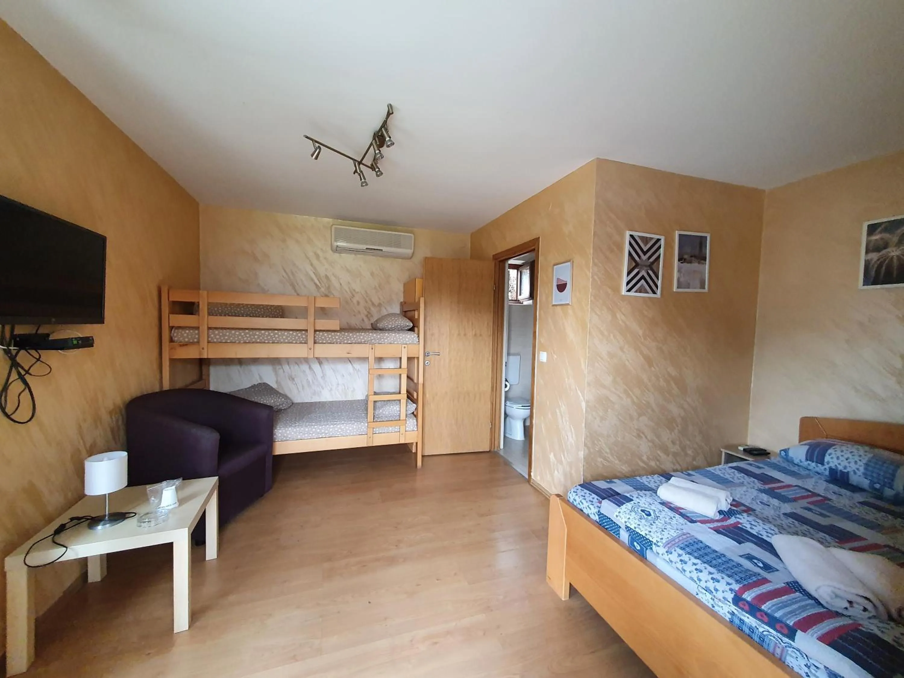 Bed in Rooms Green Set