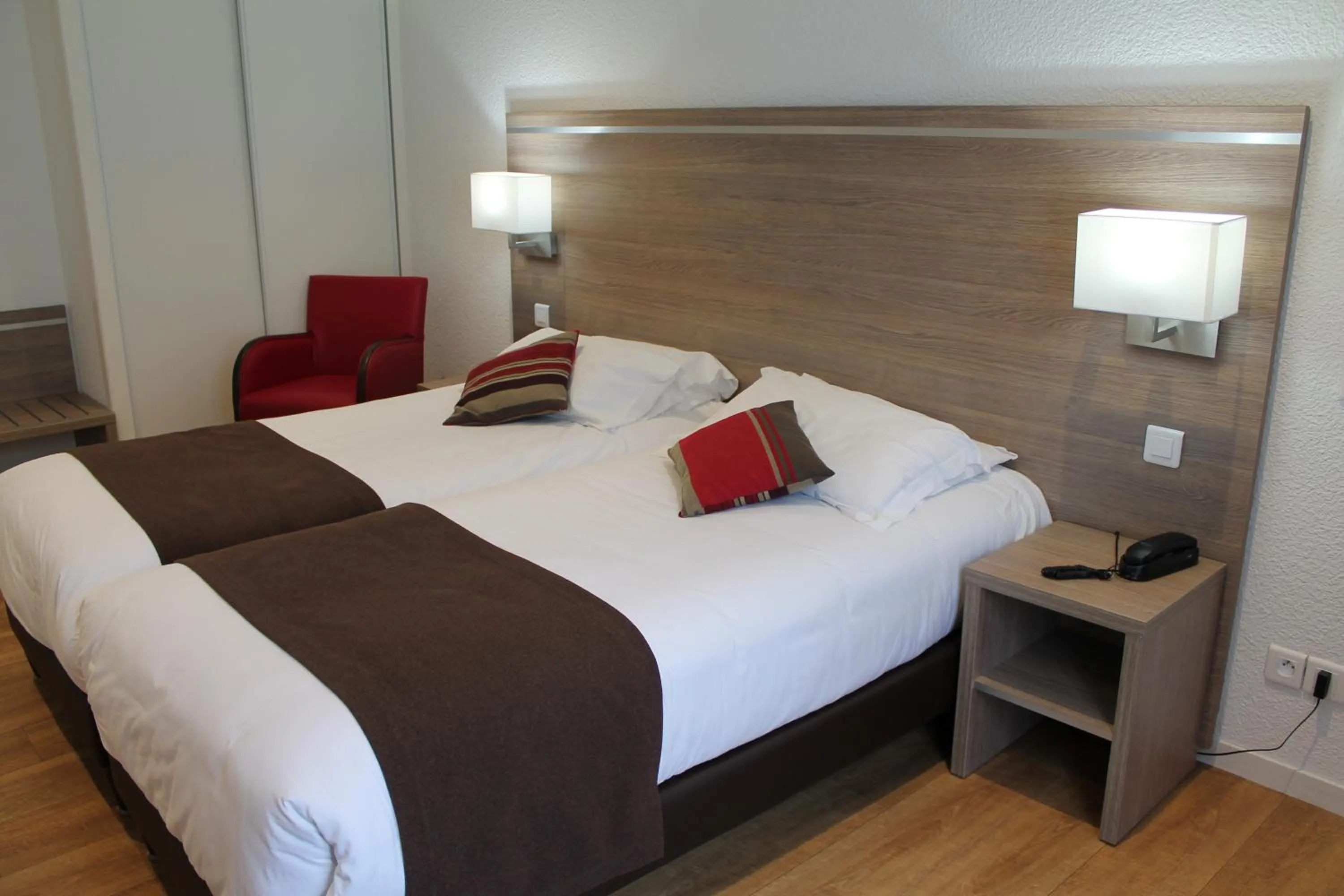 Bed in Logis Hotel Restaurant de l'Abbaye