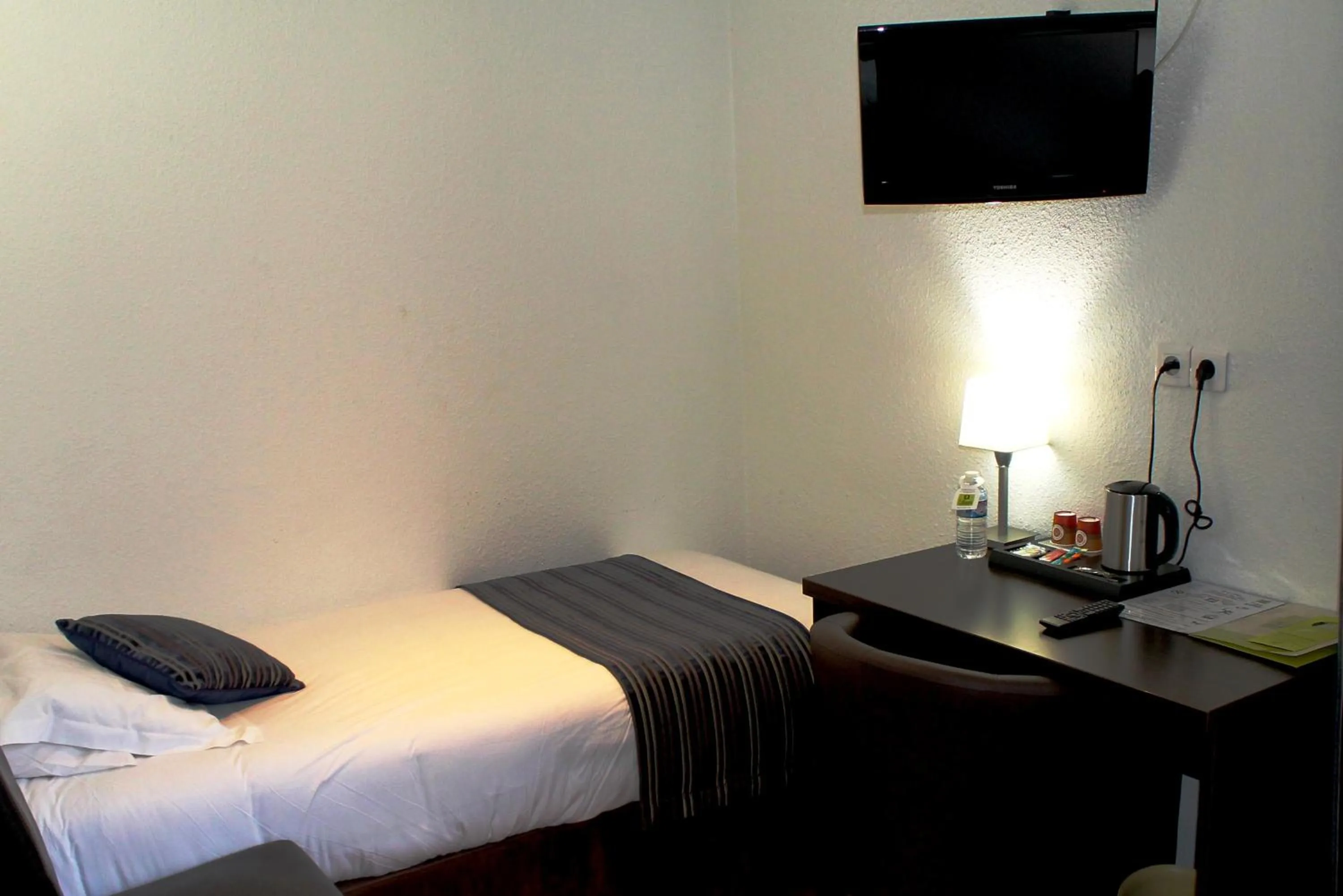 Bedroom, Bed in Logis Hotel Restaurant de l'Abbaye