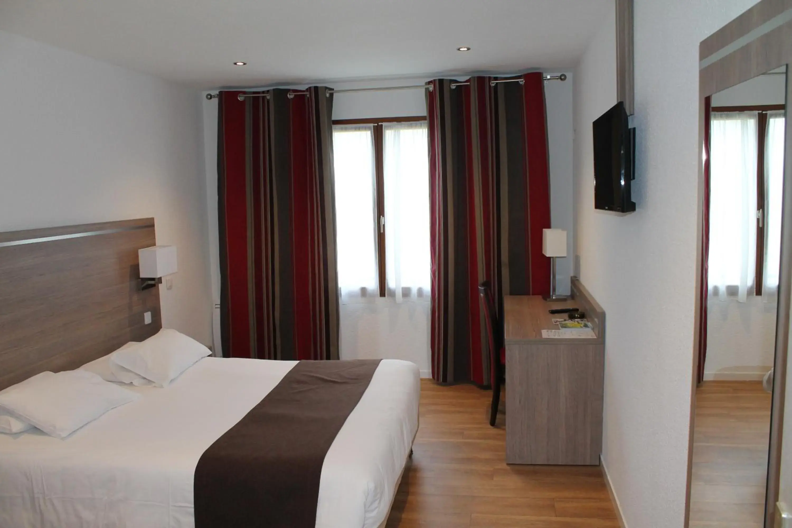 Photo of the whole room, Bed in Logis Hotel Restaurant de l'Abbaye Photo of the whole room, Bed in Logis Hotel Restaurant de l'Abbaye