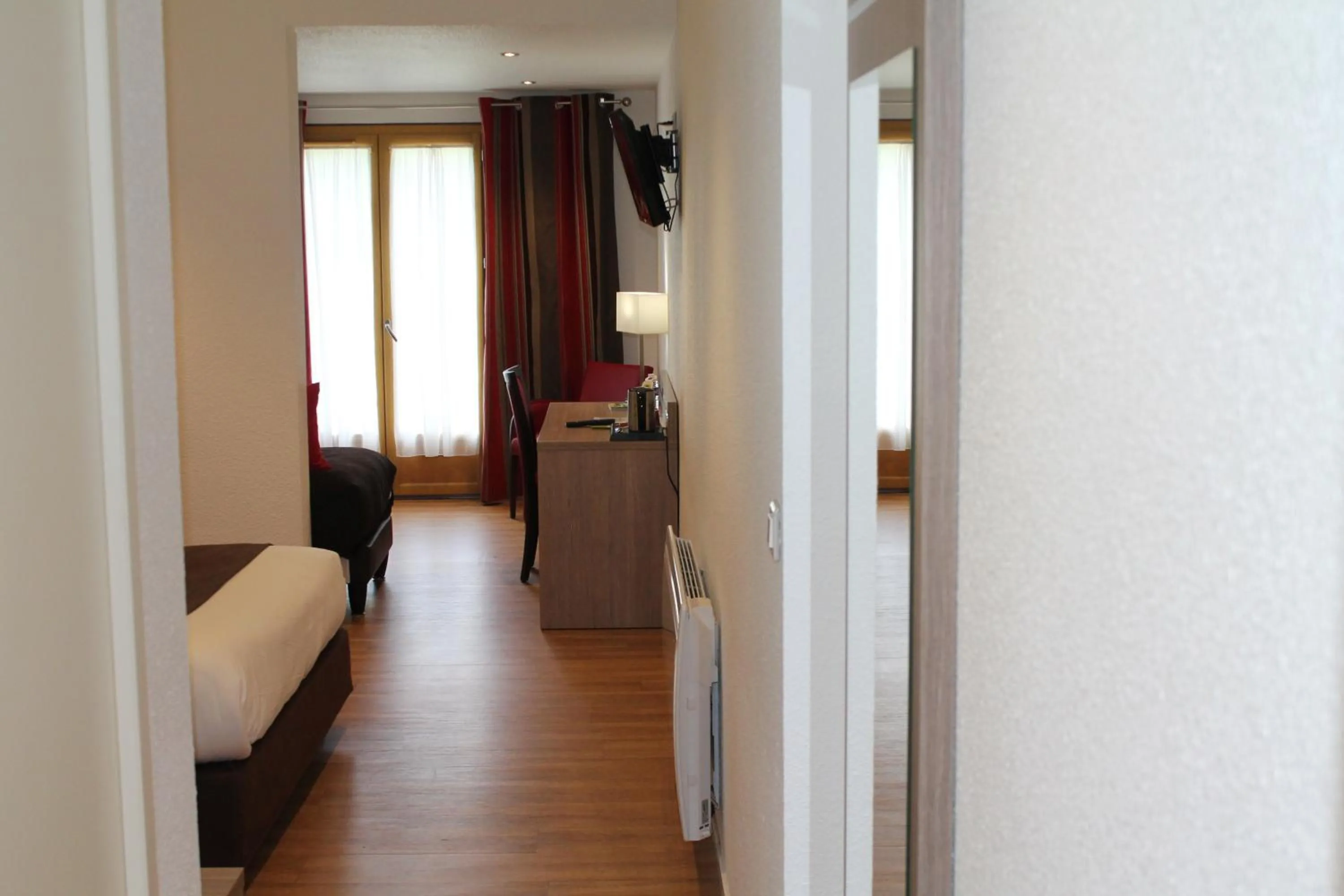 Bedroom, Bed in Logis Hotel Restaurant de l'Abbaye