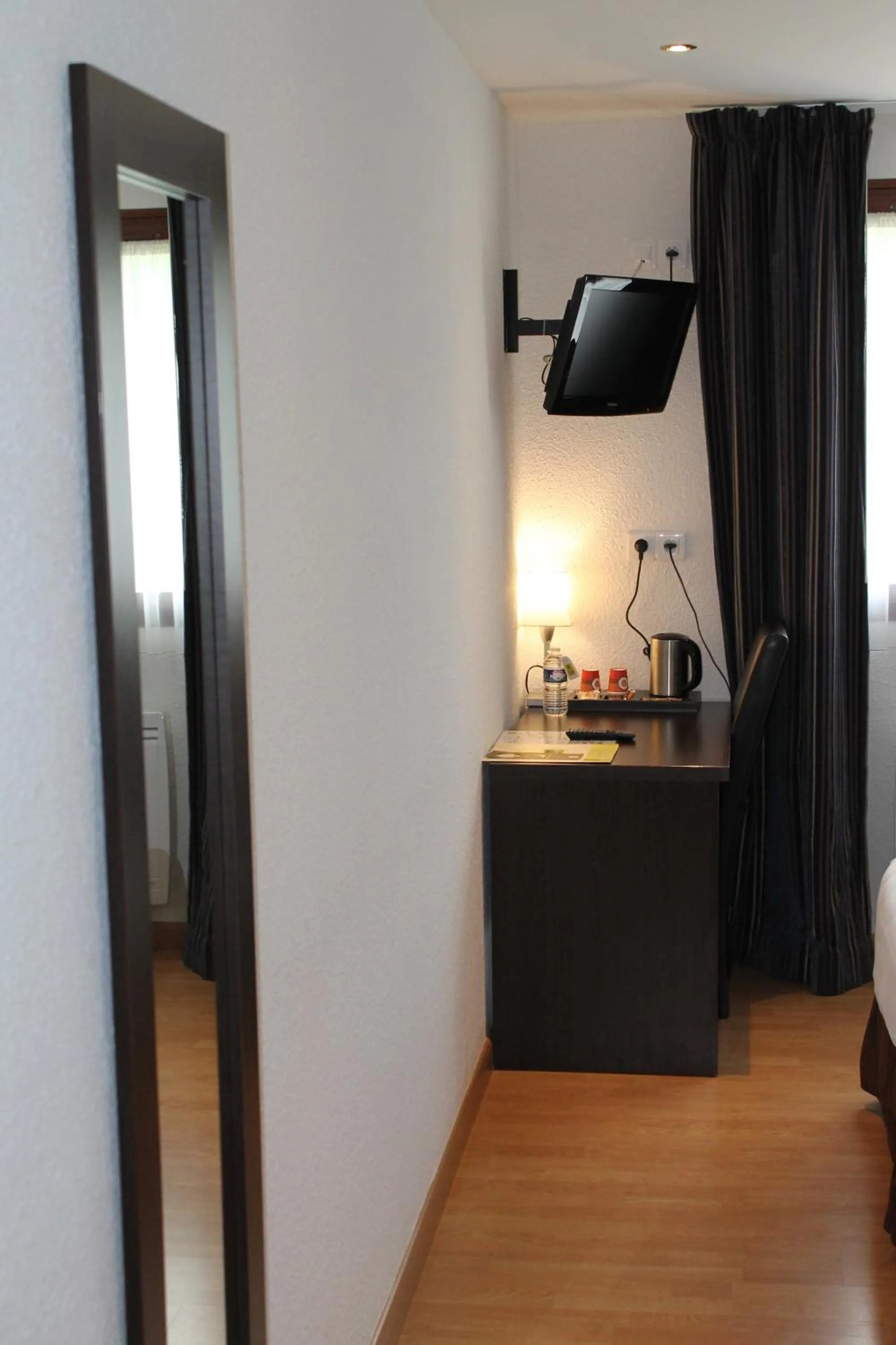 Text overlay in Logis Hotel Restaurant de l'Abbaye