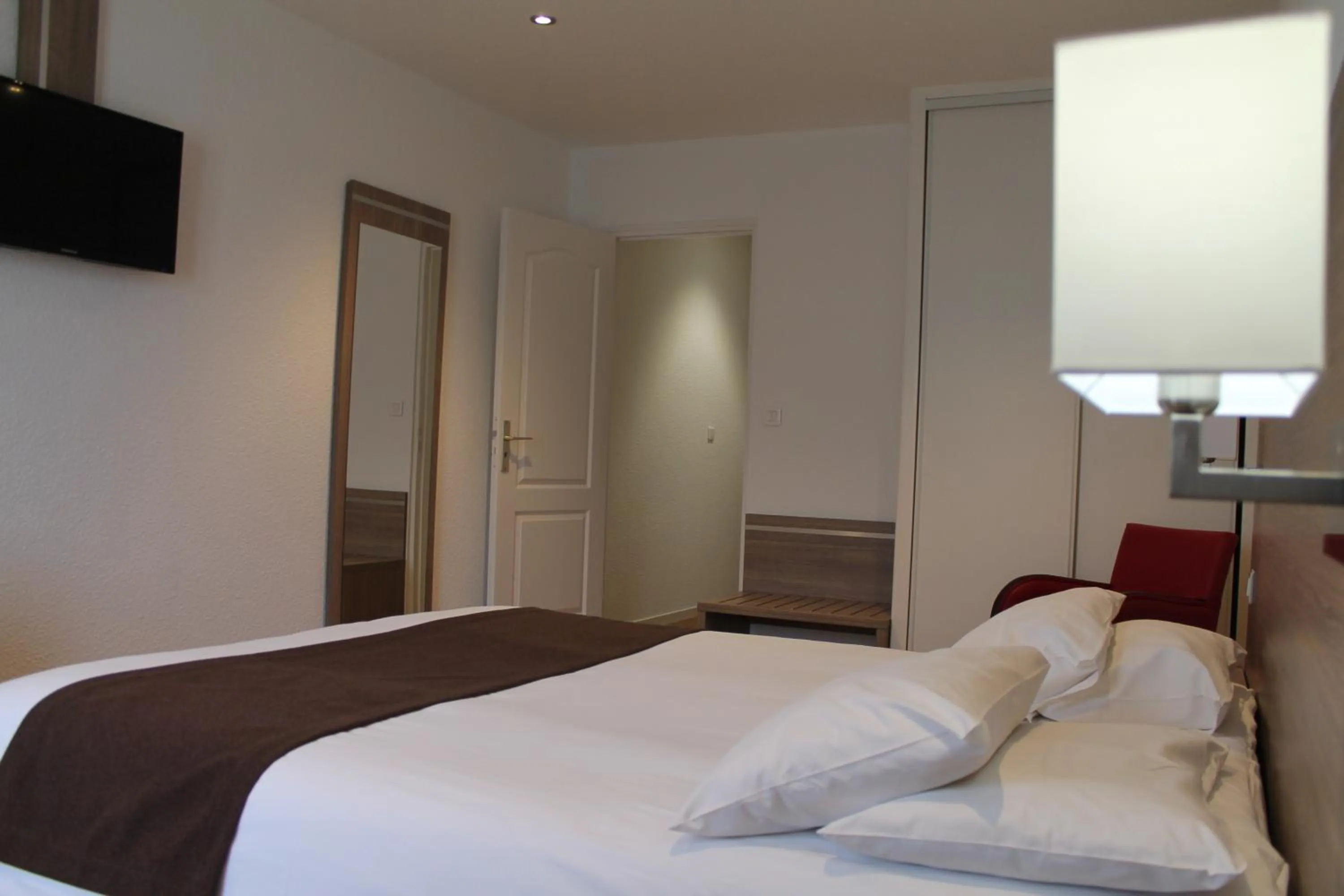 Photo of the whole room, Bed in Logis Hotel Restaurant de l'Abbaye