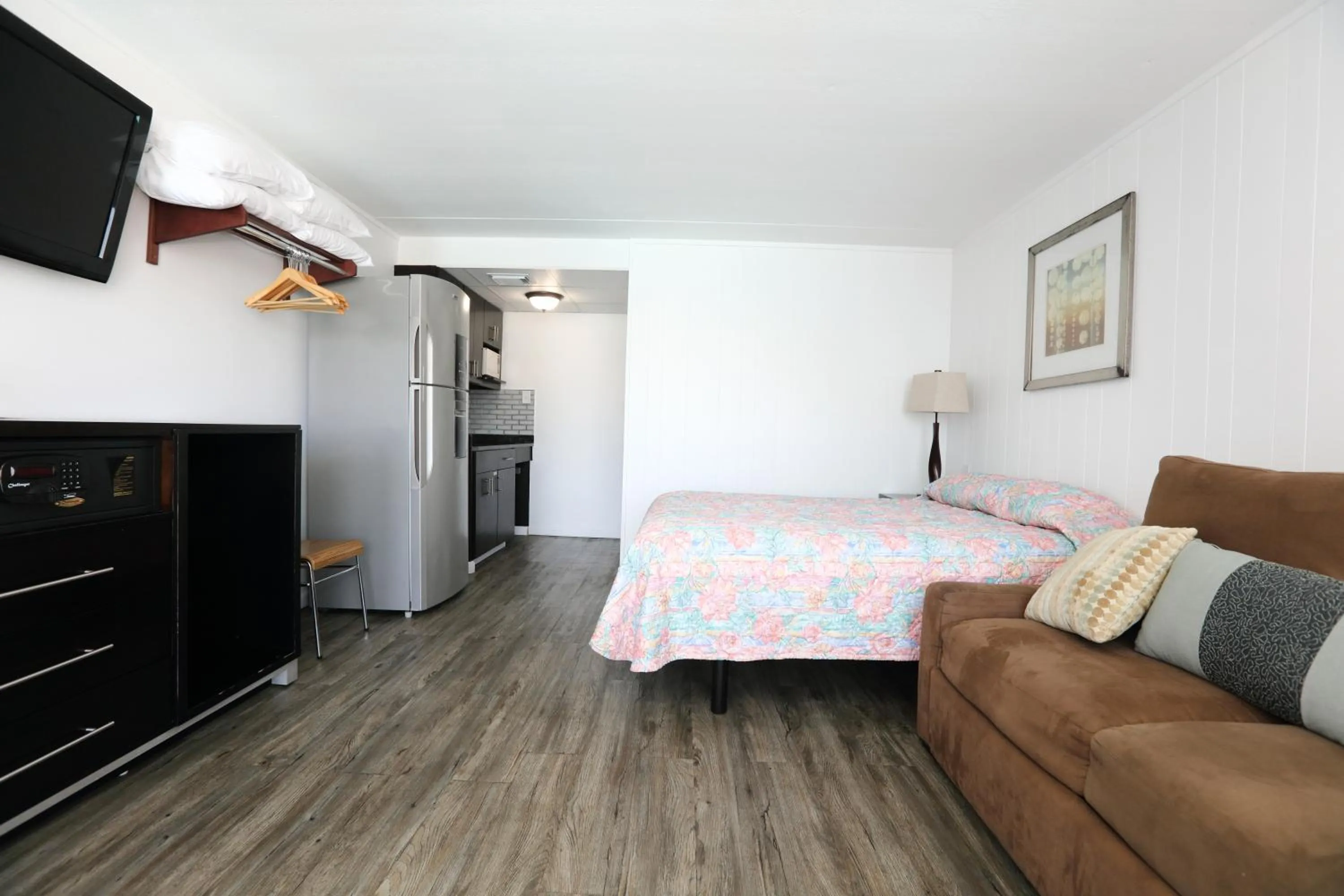 Bed in Olympic Island Beach Resort