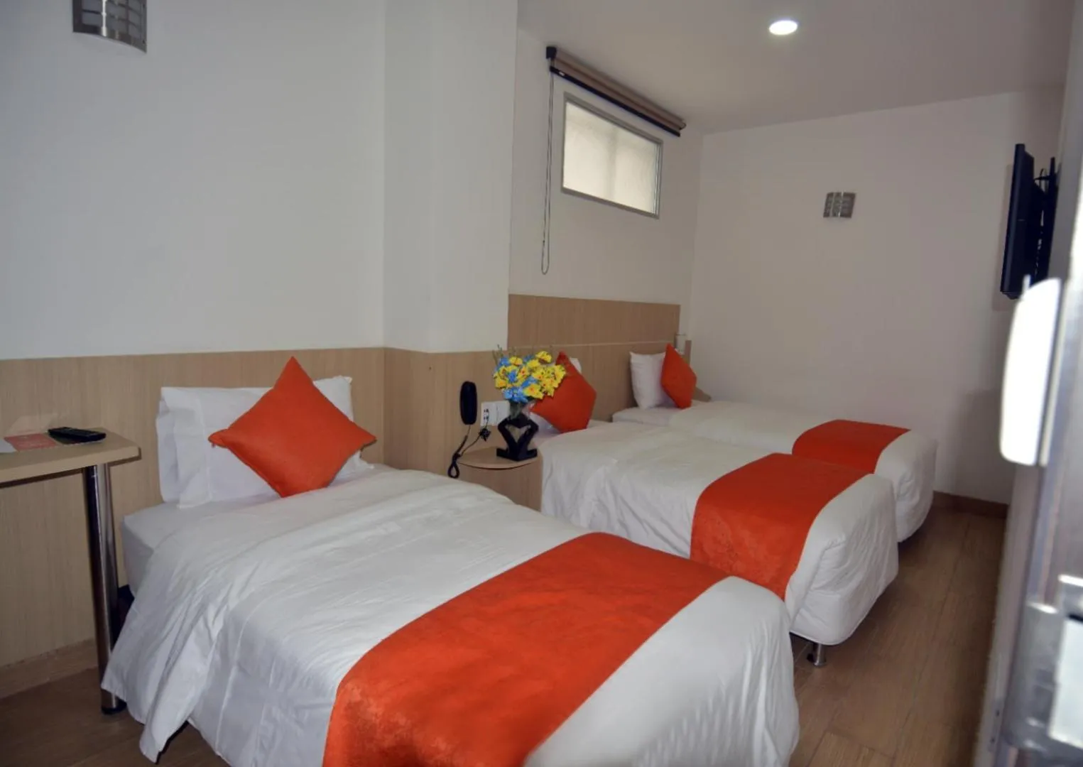 Triple Room with Private Bathroom in Hotel Granada Plaza
