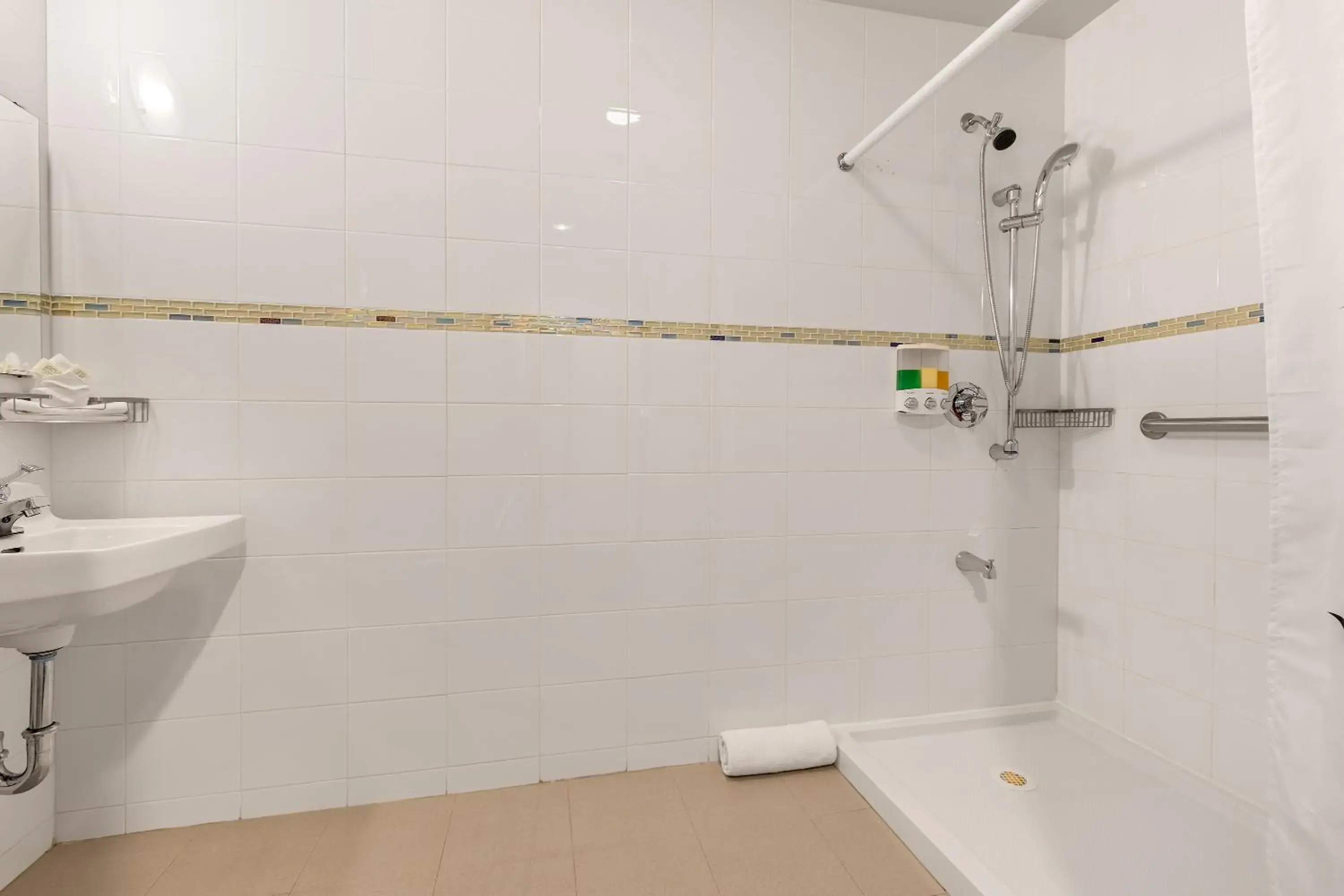 Queen Room - Disability Access in LIC Hotel Queen Room - Disability Access in LIC Hotel